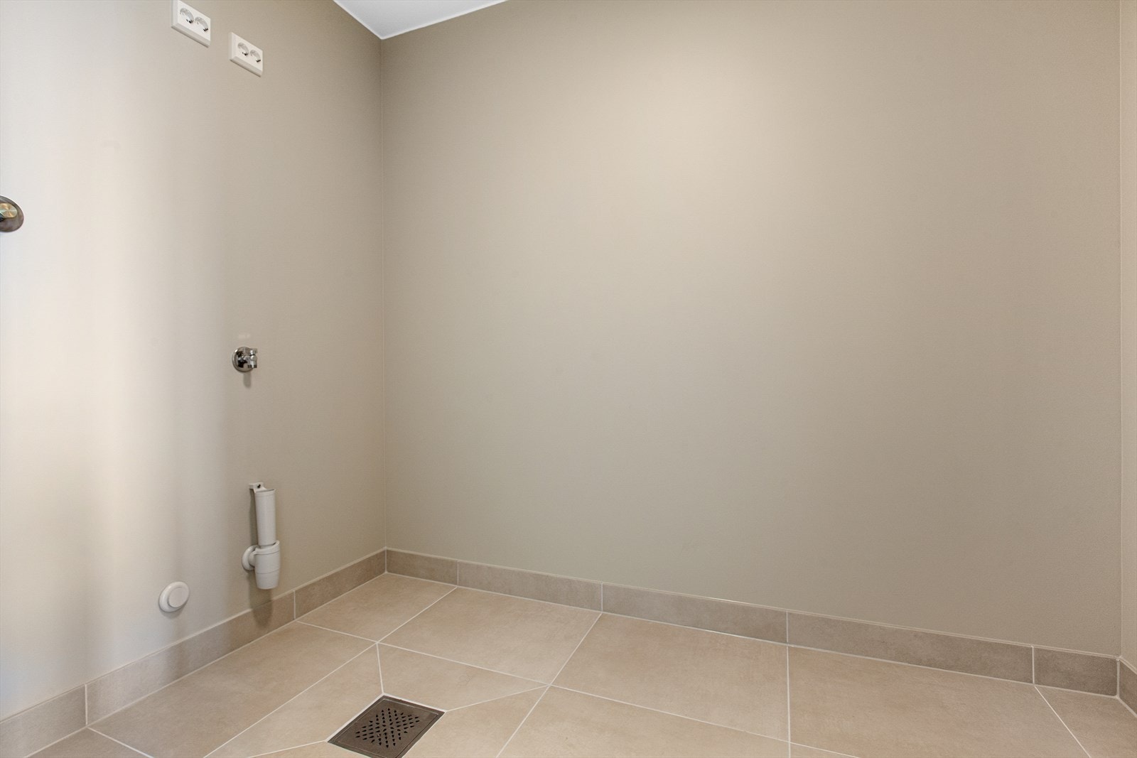 Praktisk vaskerom med opplegg for vaskemaskin og mulighet til kombinert WC. Galleribilde