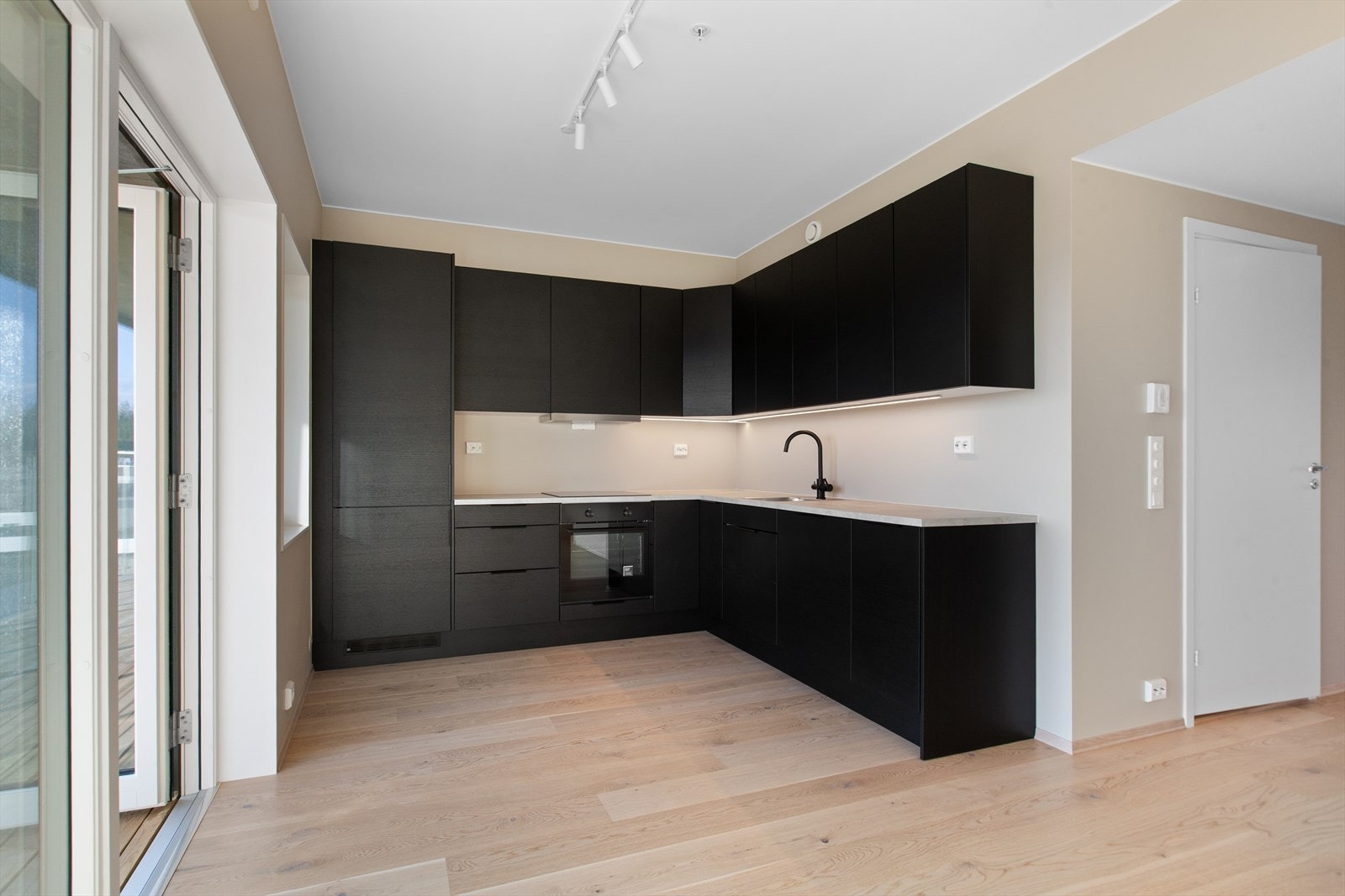 Kjøkkenet ligger i eget hjørne og har god benkeplass og godt utnyttet skapplass. Galleribilde