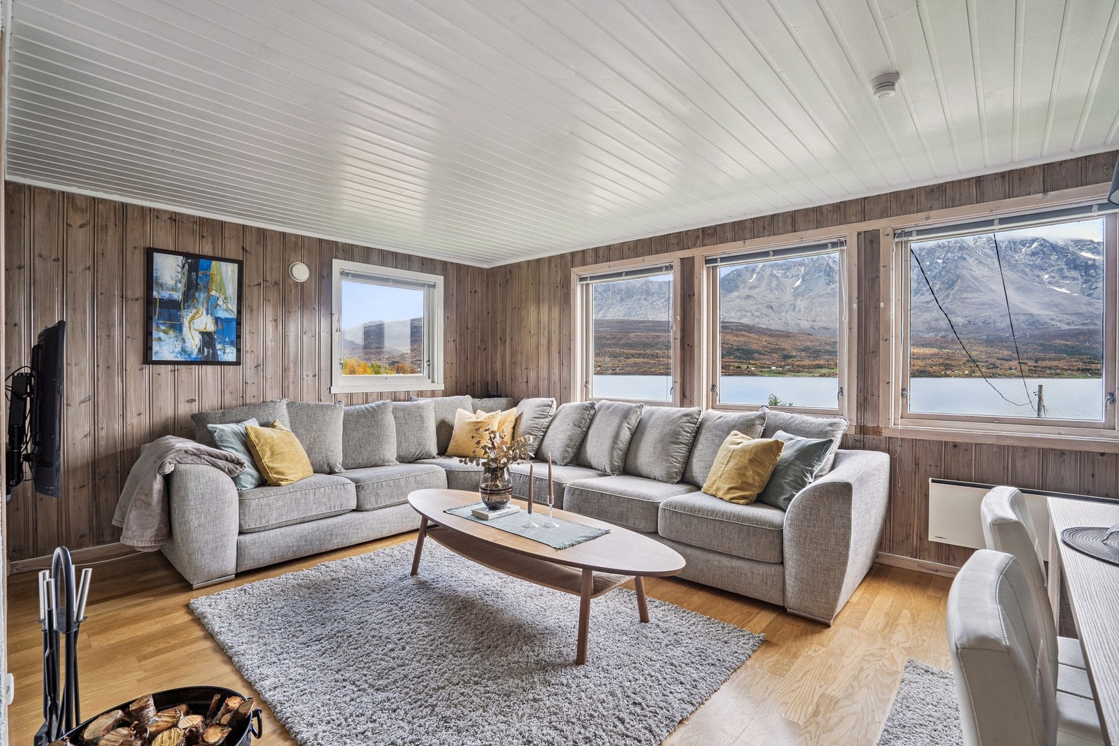 I stua har man plass til en stor sofakrok. Galleribilde