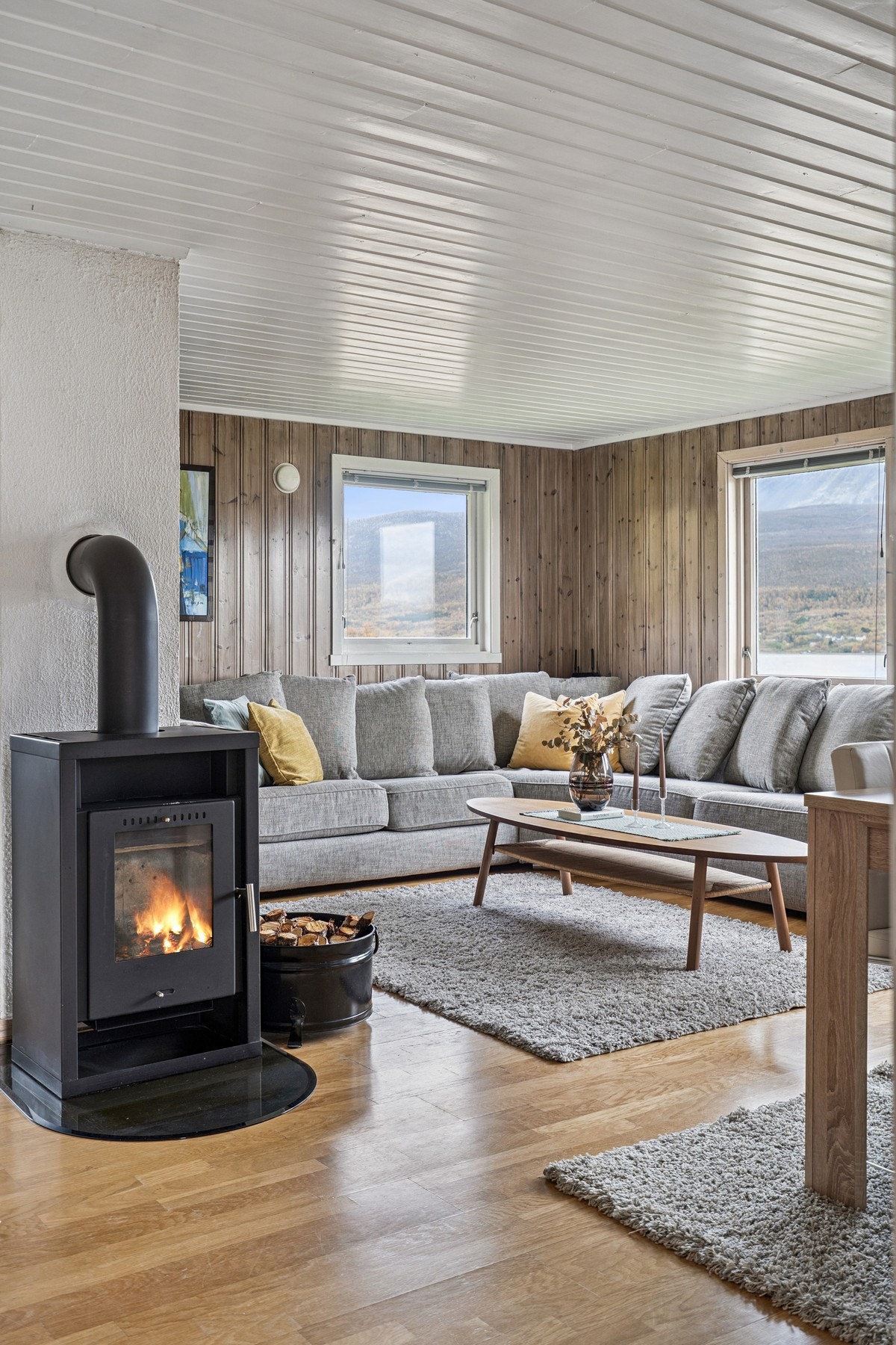 Allerede ved inngangsdøren møtes du av lun peisvarme - en perfekt start på hyttelivet. Galleribilde