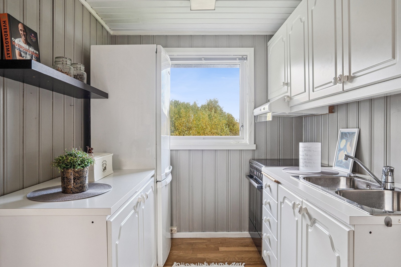 Lyst og tidløst kjøkken. Galleribilde