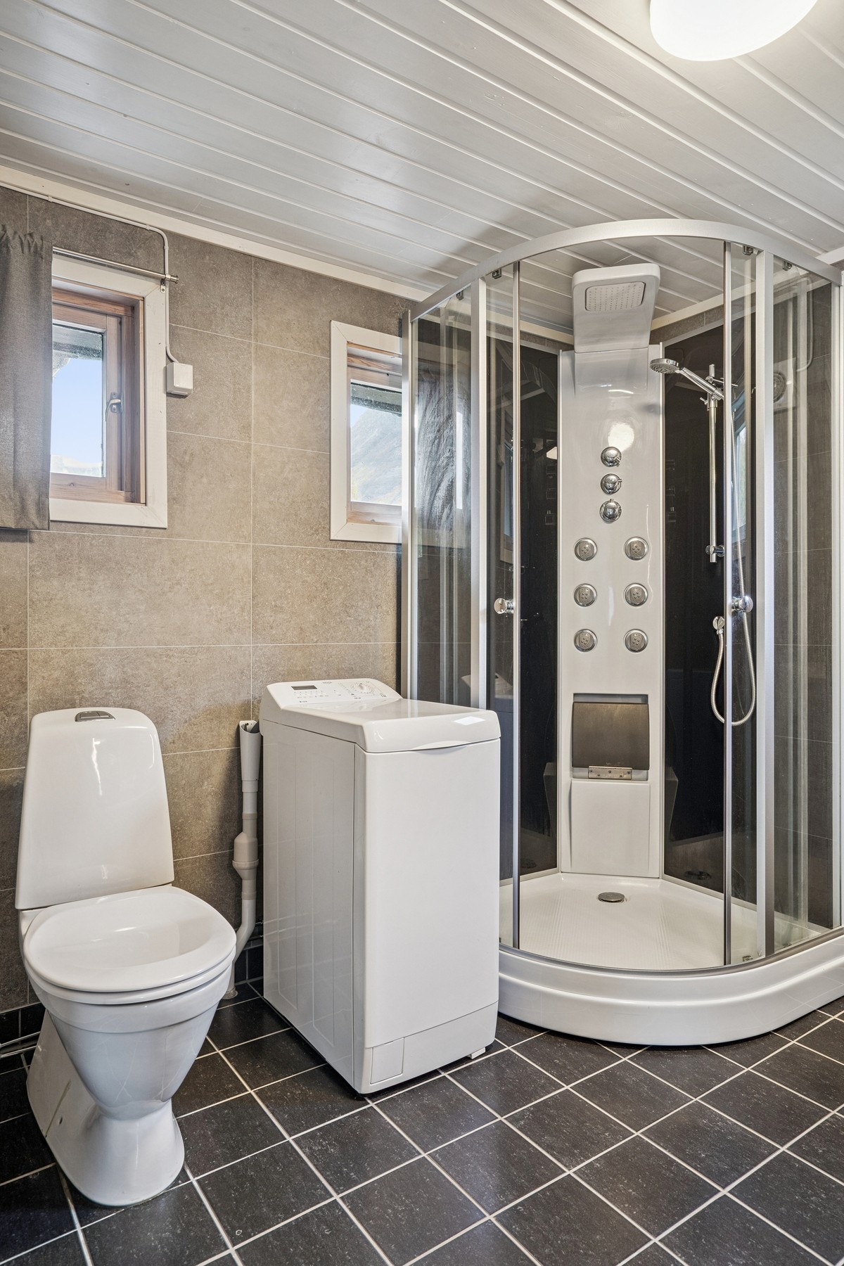 Badet har flislagt gulv med varmekabler. Galleribilde