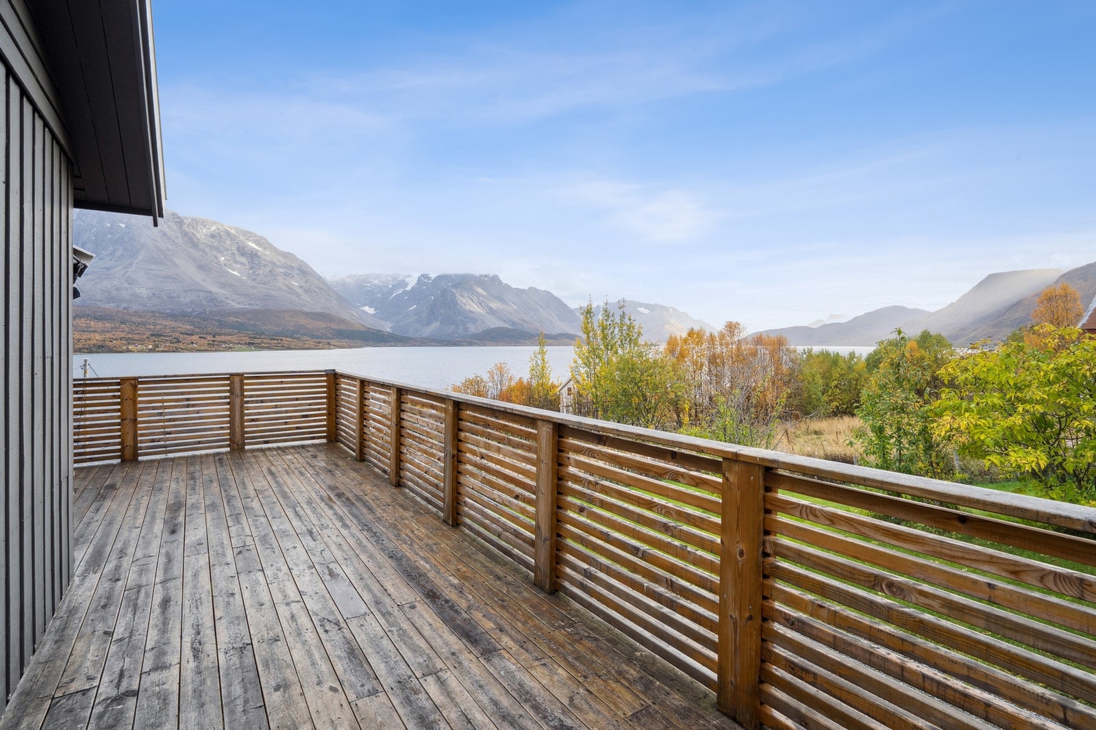 Stor og fin balkong - god plass til møbler og hyggelige stunder. Galleribilde