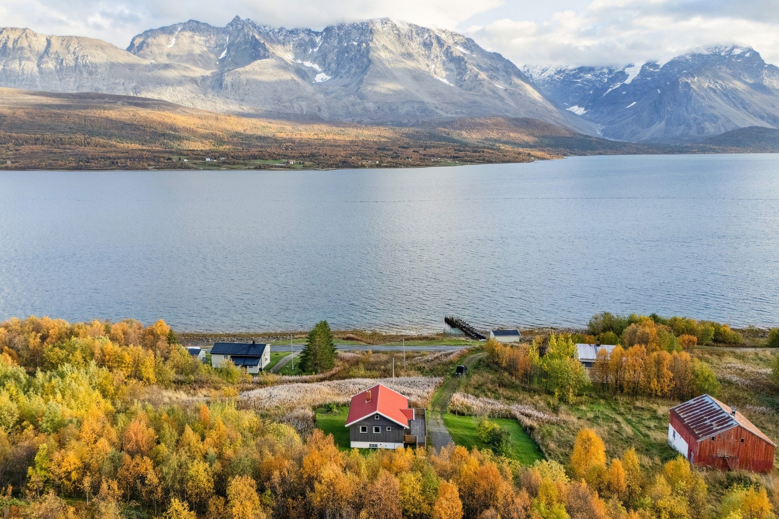 Sjursnes ligger idyllisk til med utsikt til Sørfjorden og Lyngsalpene. Galleribilde