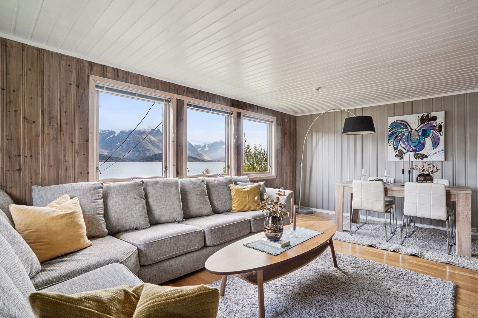 Åpen og romslig stue med god plass til både sofa og spisestue Galleribilde