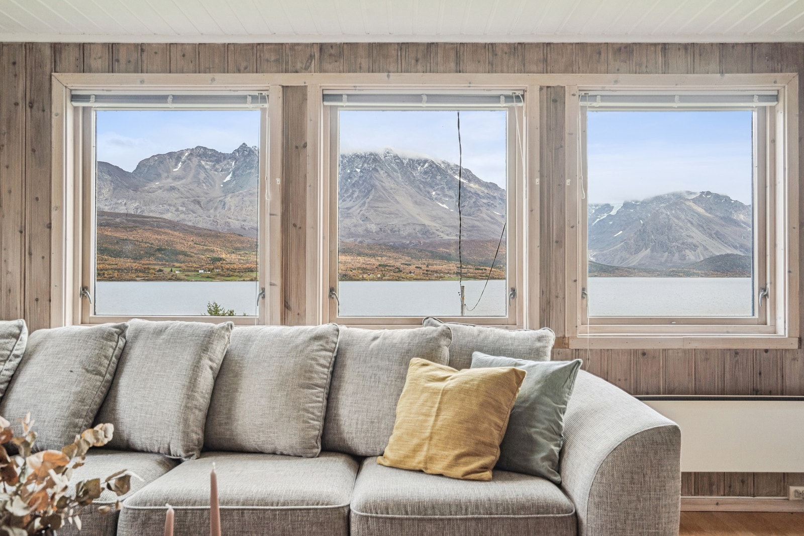 Nydelig utsikt mot både fjord og fjell. Galleribilde