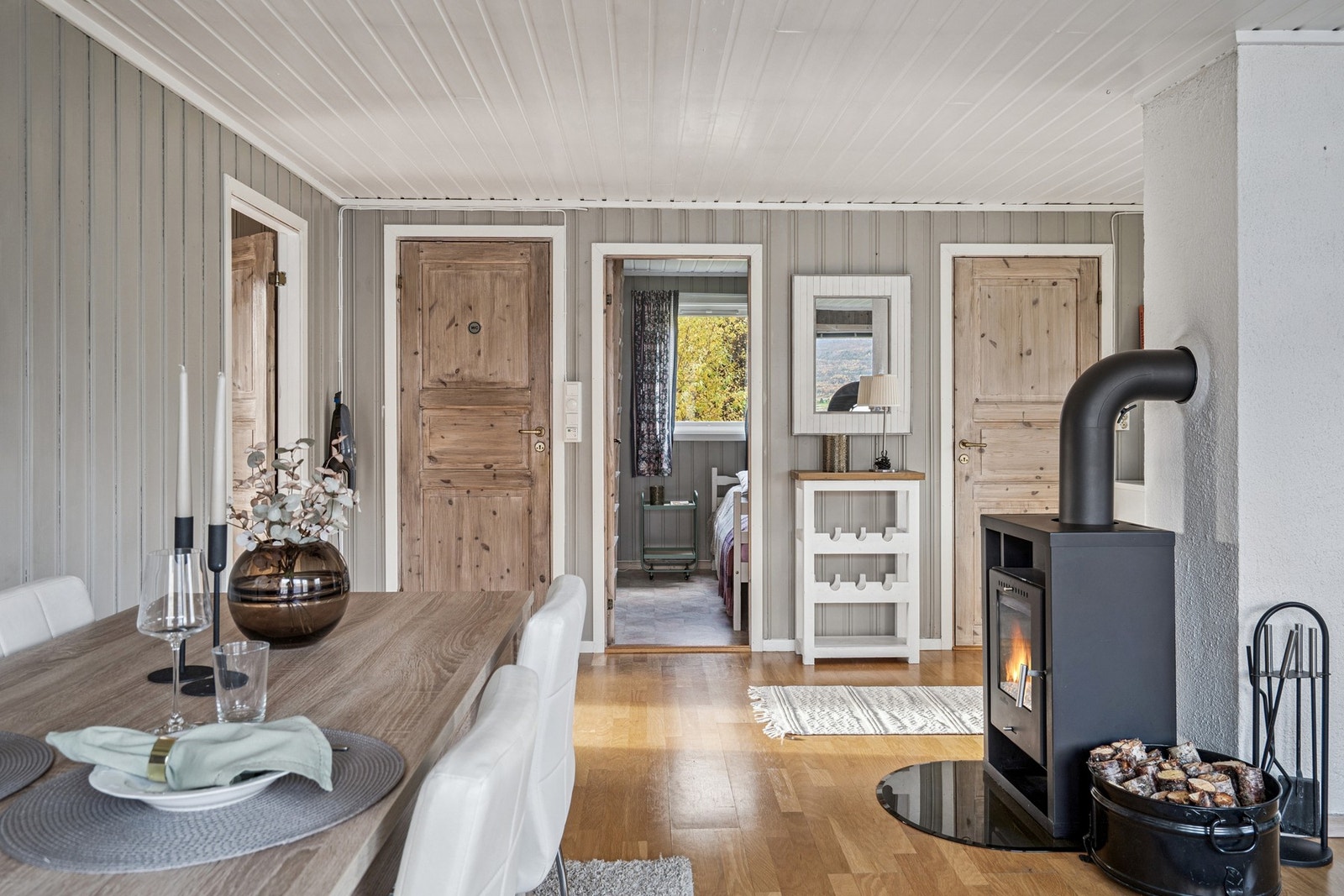 Spisebordet er plassert like ved peisen som skaper en koselig atmosfære. Galleribilde