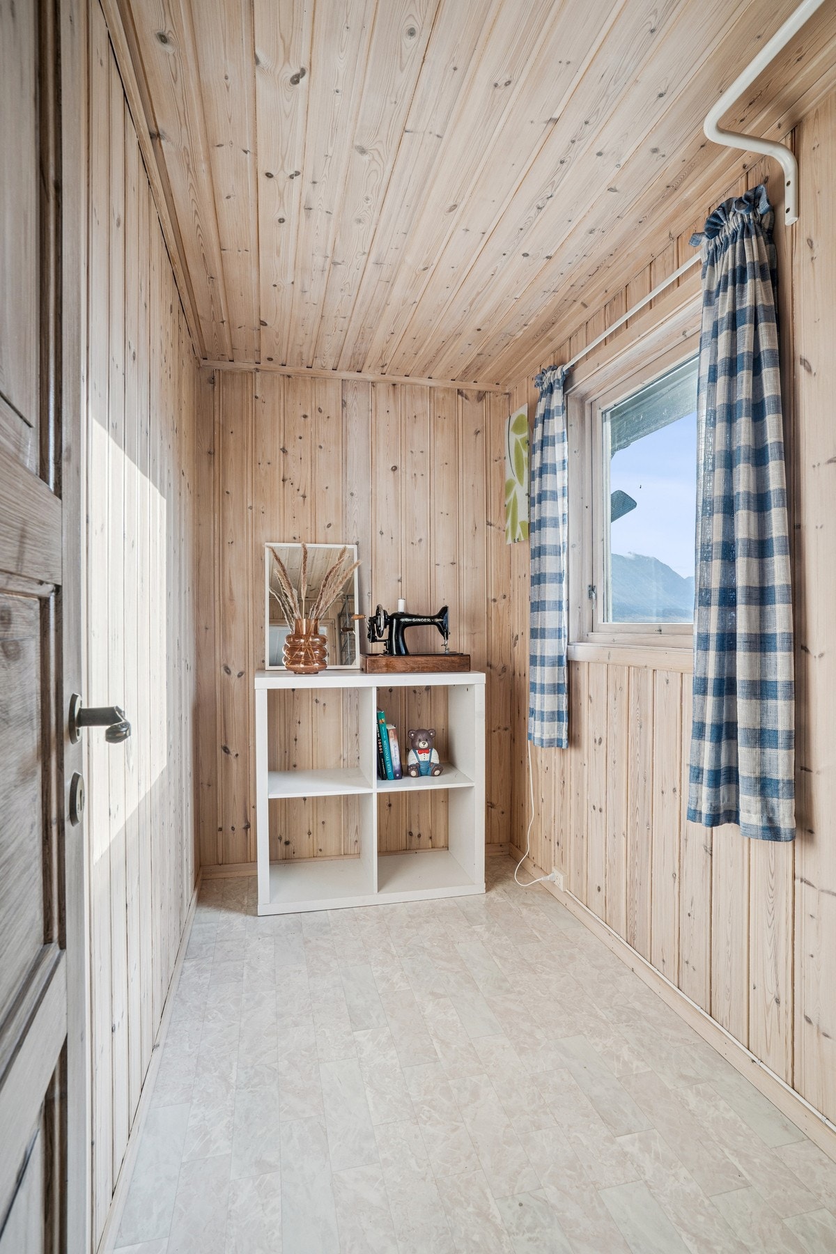 Praktisk bod rett innenfor inngangsdøren. Galleribilde