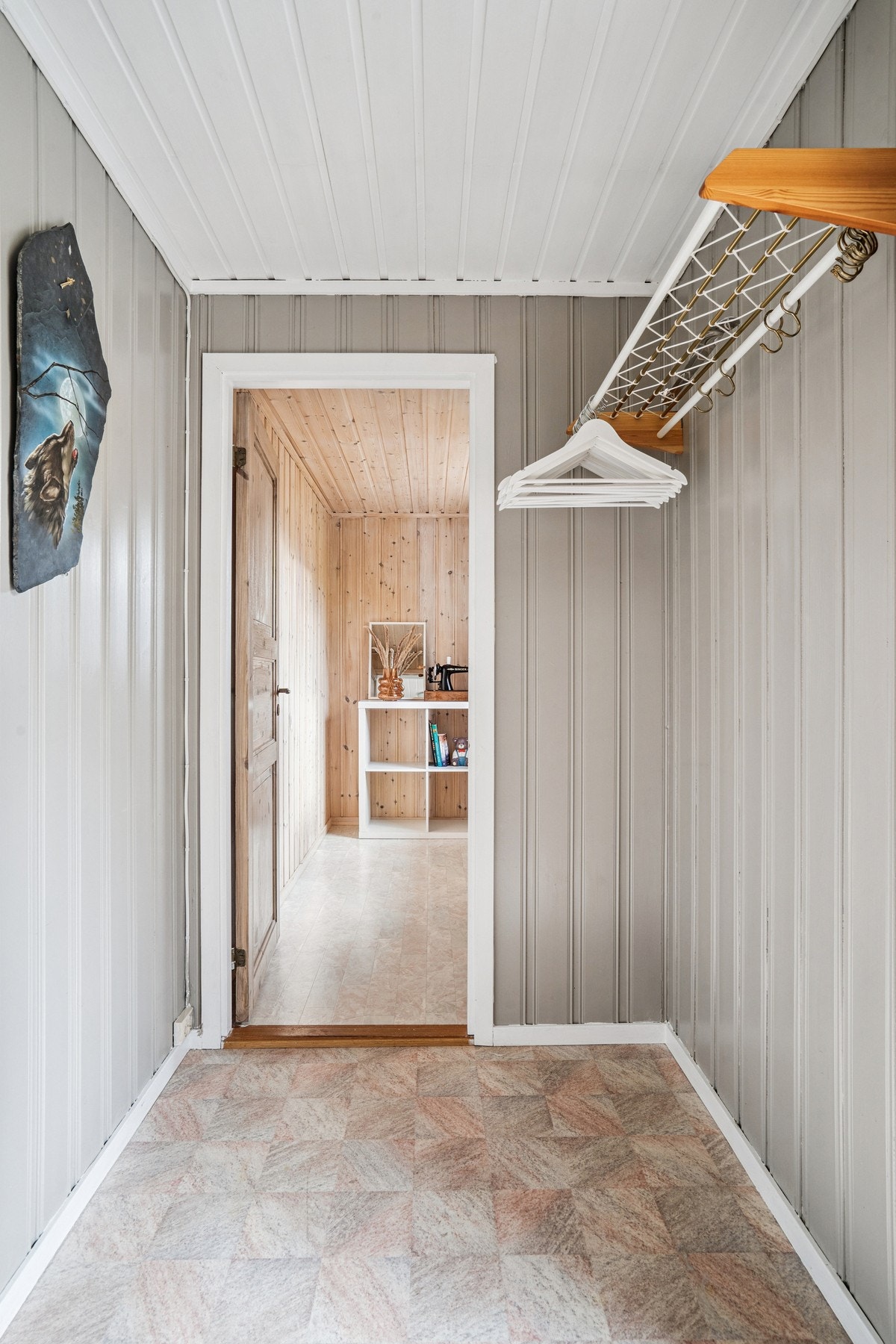 Velkommen inn - lys og praktisk entré med god plass til yttertøy og oppbevaring Galleribilde