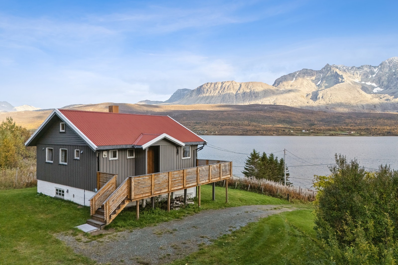 Velkommen til Skarmokkvegen 280 - presentert av Julie Sagen v/Eiendomsmegler1 Rødbanken. Foto: EFKT Galleribilde