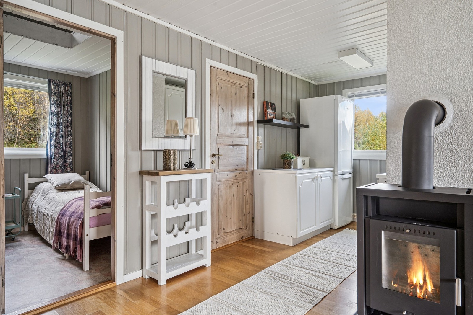 Fra stuen kommer man inn i første soverom. Galleribilde