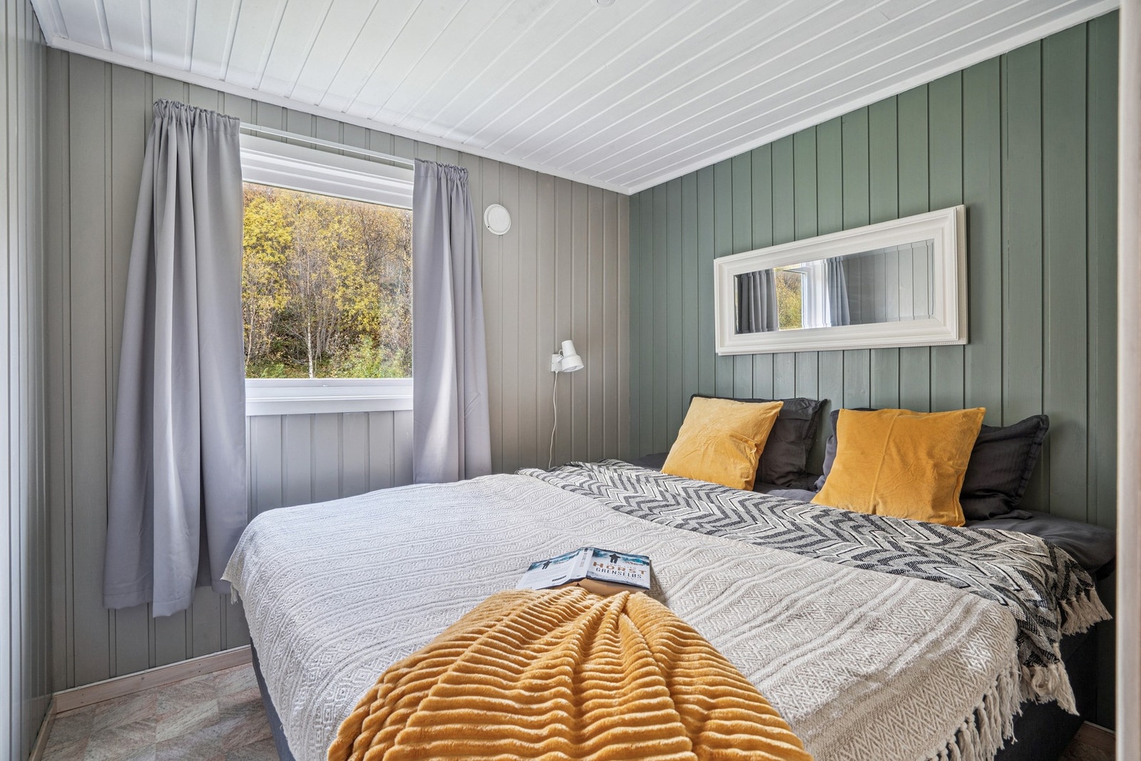Hovedsoverom med plass til dobbeltseng, komfort og ro i naturskjønne omgivelser. Galleribilde