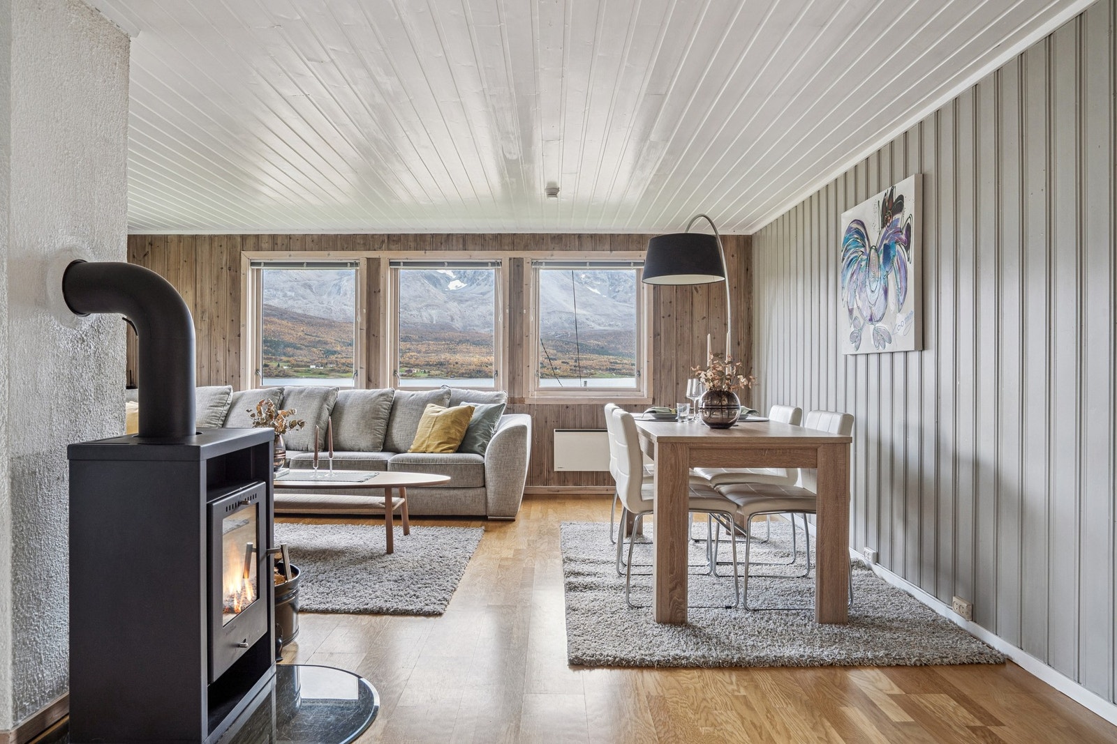 Rommet gir flott mulighet for å innrede en innbydende spisestue. Galleribilde