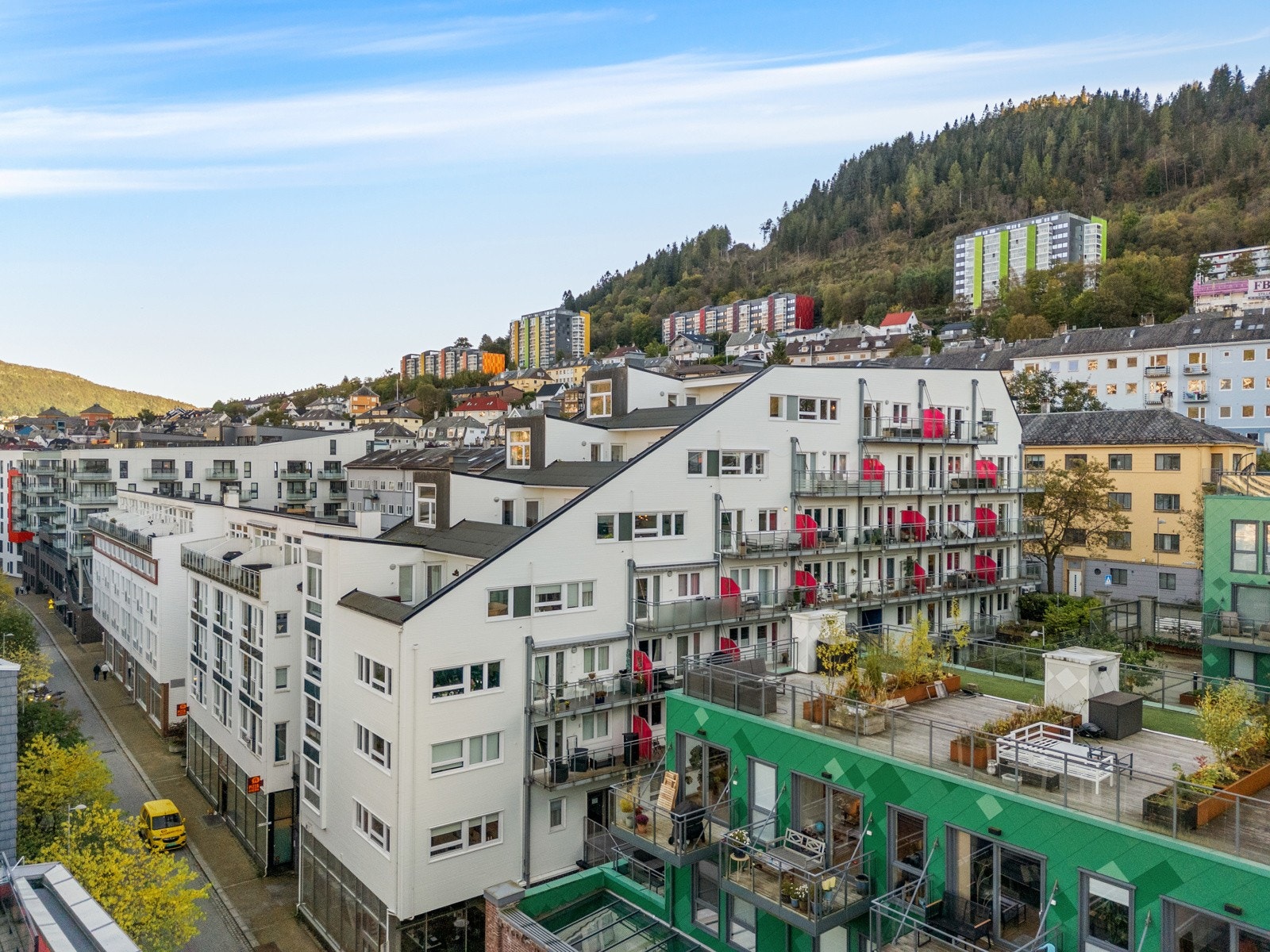 - Det er gang- og sykkelavstand til Bergen sentrum, Haukeland sykehus, HVL, UiB og BI, noe som gjør området svært ettertraktet for både studenter og yrkesaktive - Galleribilde