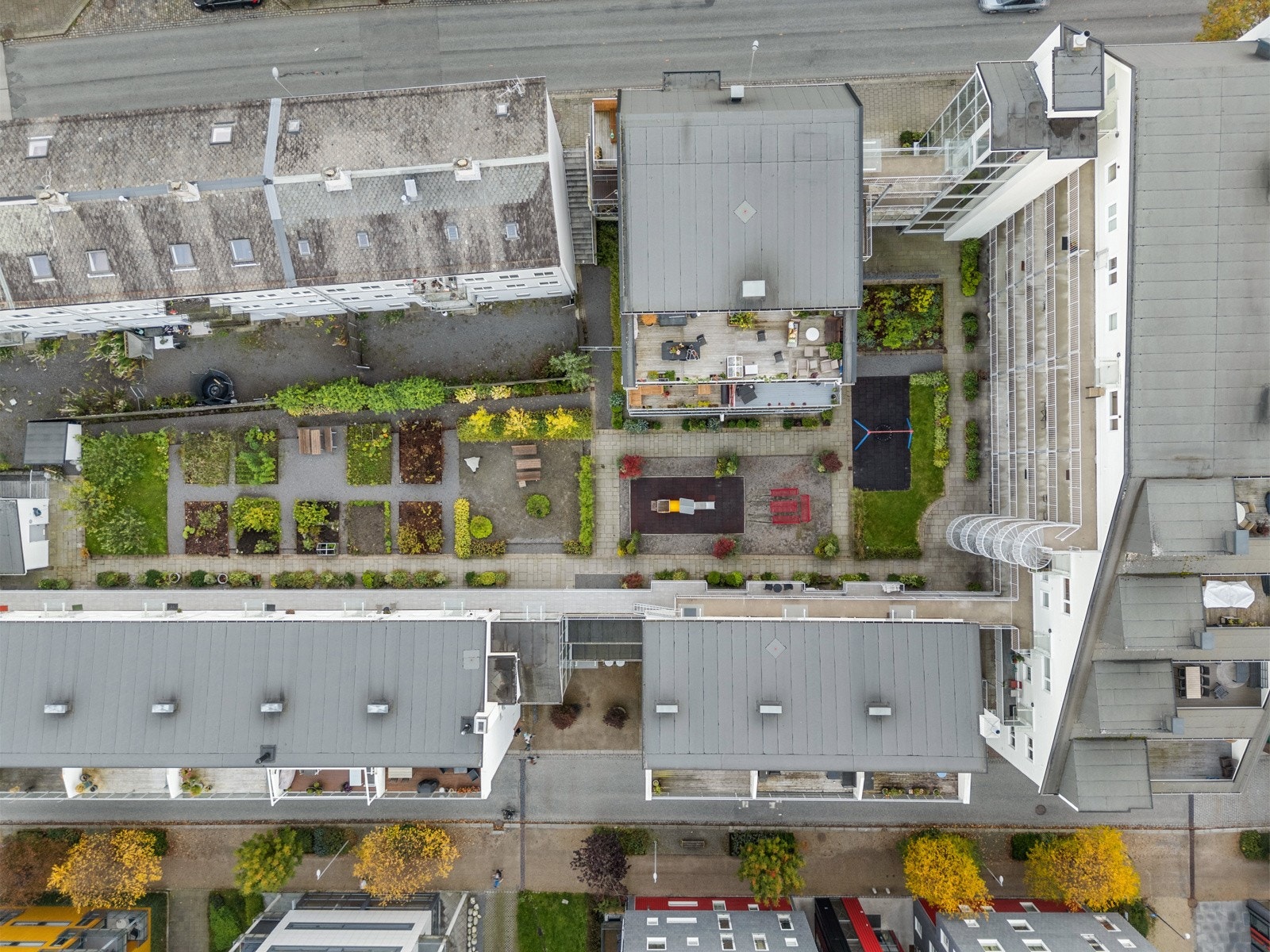 - Tomten eies av sameiet og er pent opparbeidet med interne veier, grøntareal, beplantning og bed, lekeplass og flere sittegrupper. Sameiet har også egen sykkelbod - Galleribilde