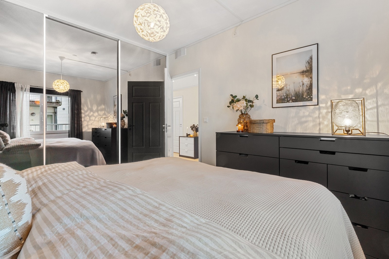 - Stor skyvedørsgarderobe på soverommet - Galleribilde
