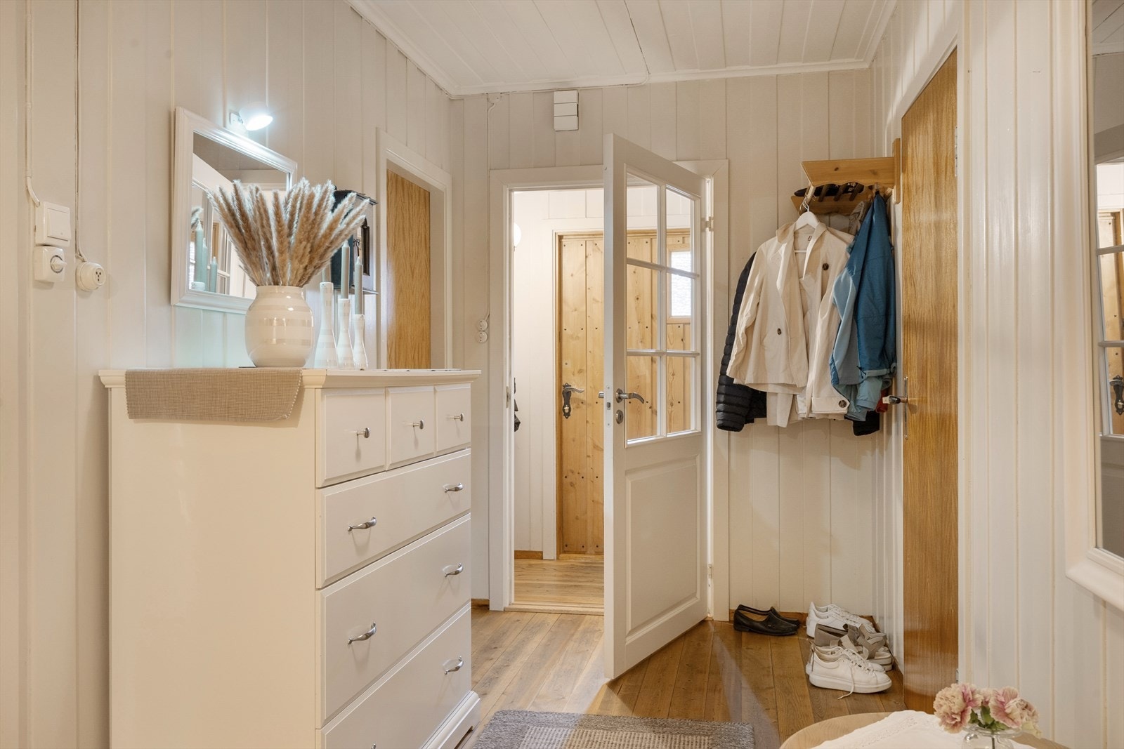 Her ønskes du velkommen inn i et vindfang og videre inn i en gang. Galleribilde