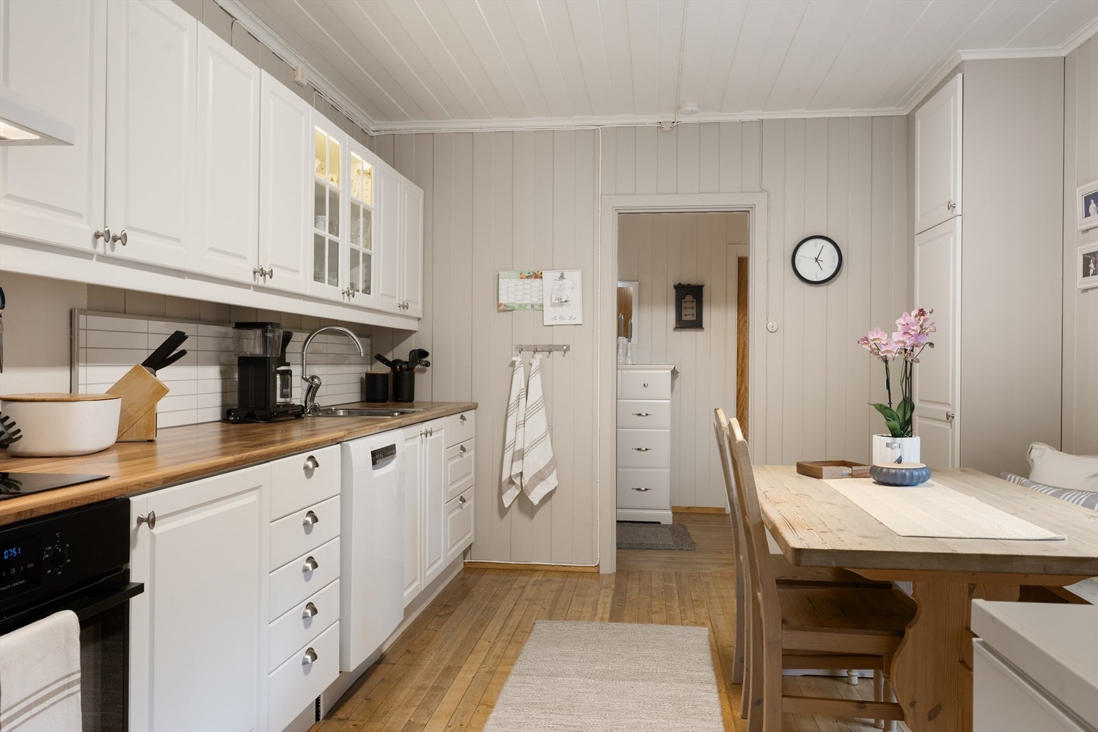 Kjøkkenet fra 2018 er klassisk innredet. Benkeplaten er i laminat. Galleribilde