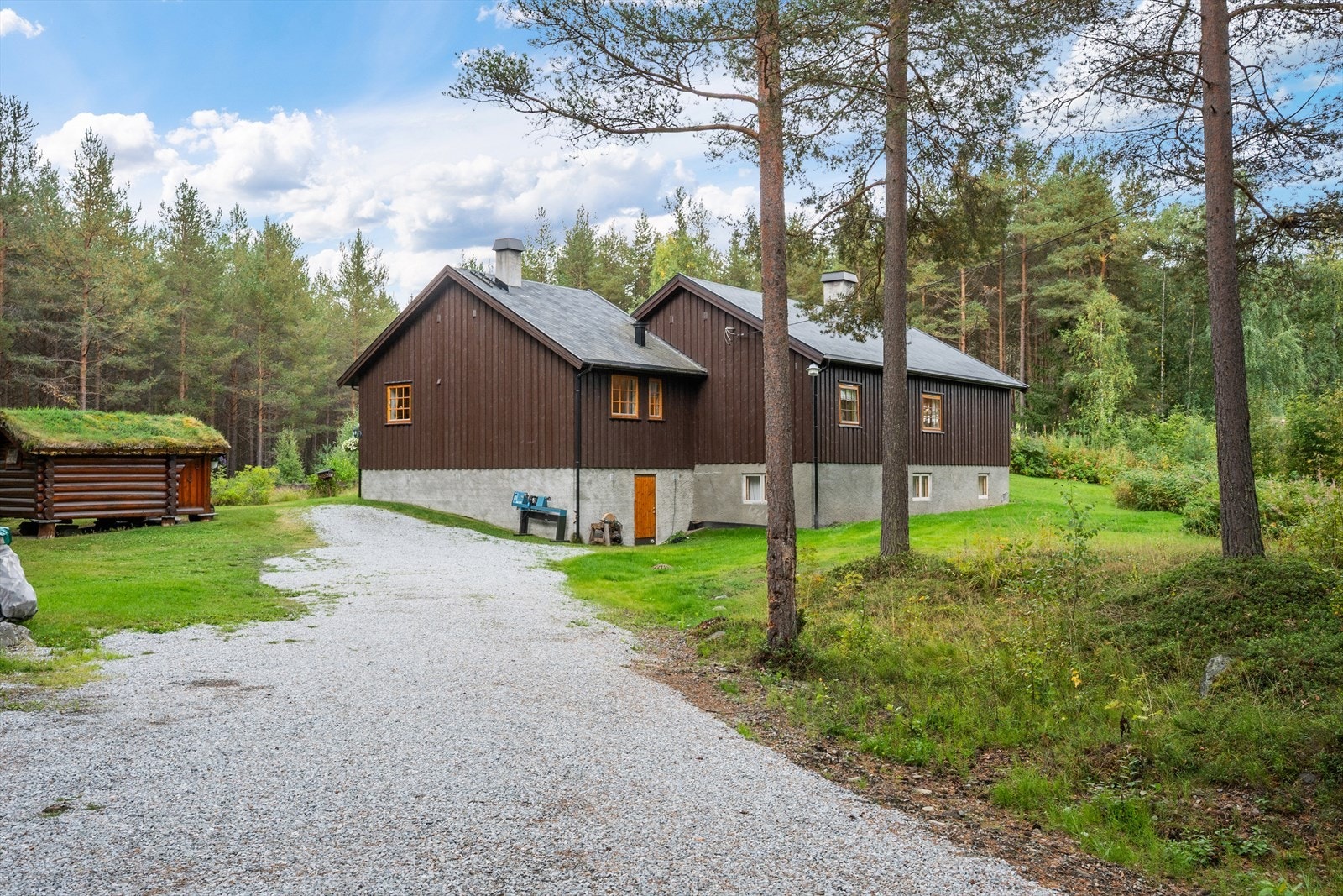 Eiendommen består av enebolig og garasje, og ligger på en romslig tomt. Galleribilde
