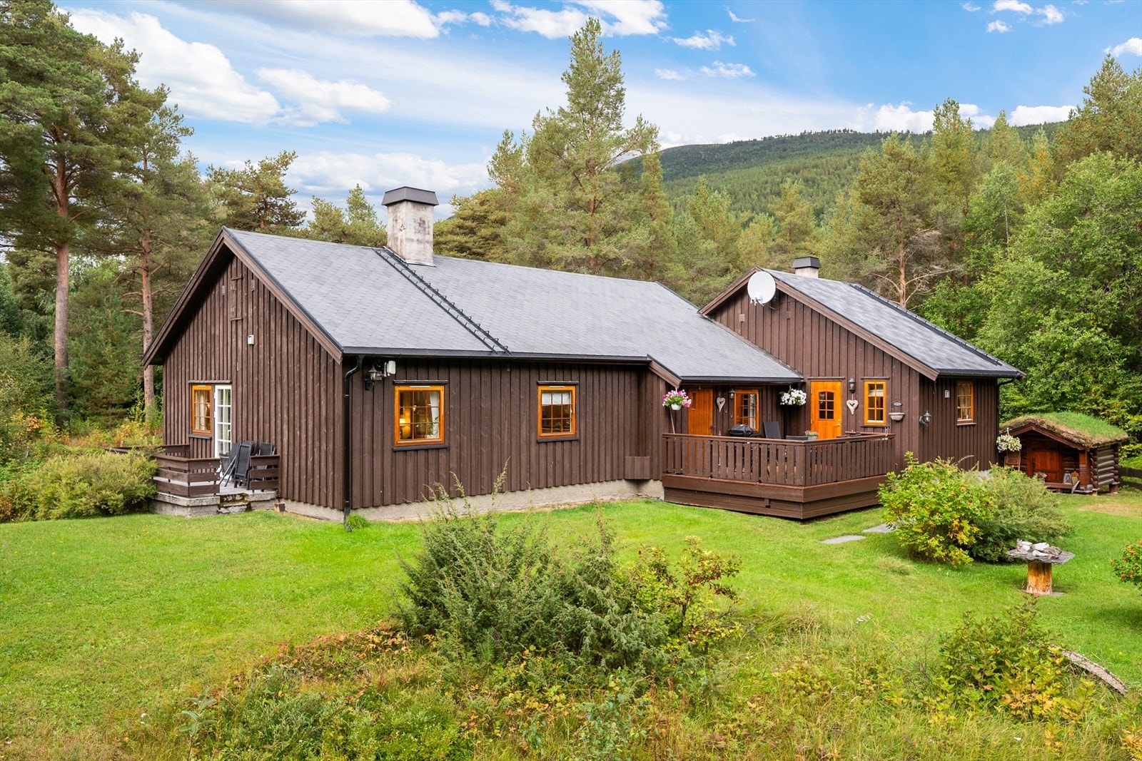 Heidalsvegen 1818 har sentral beliggenhet i Bjølstadmo i Heidal. Galleribilde