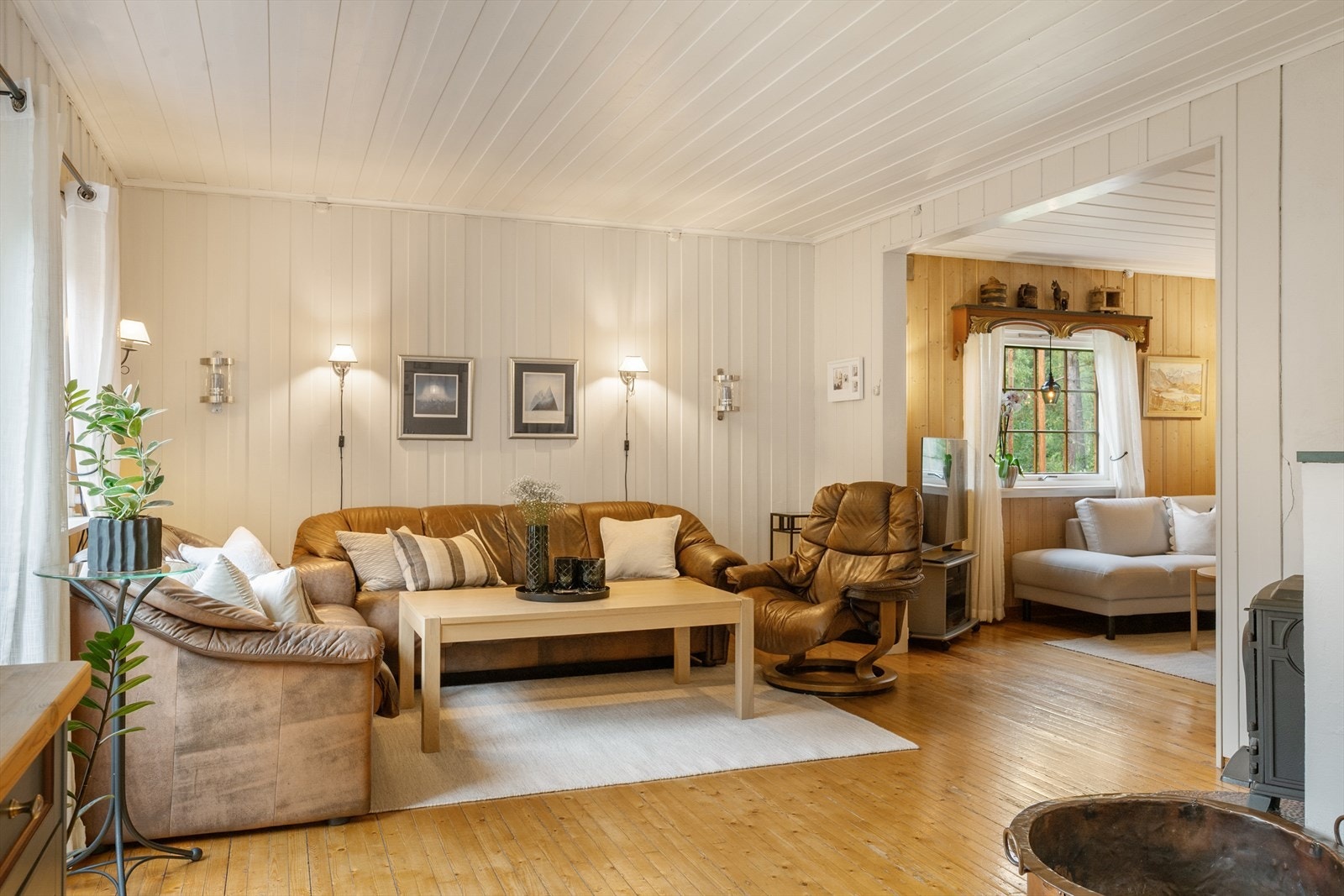 Lyse overflater gir stua et luftig preg. Galleribilde