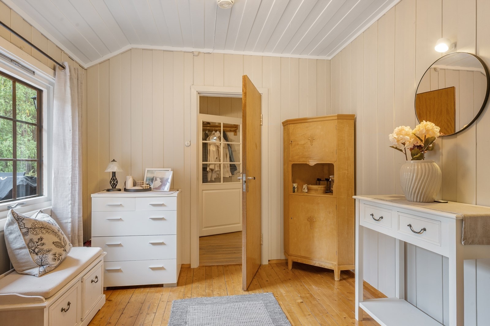 Det er adkomst til den tilbygde delen via et hyggelig, lyst rom. Galleribilde