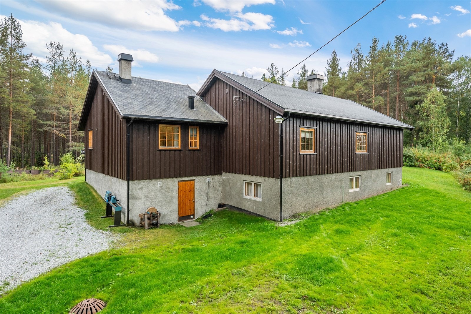 Kjelleretasjen har innvendig og utvendig adkomst, og godt med lagringsplass i flere rom. Galleribilde