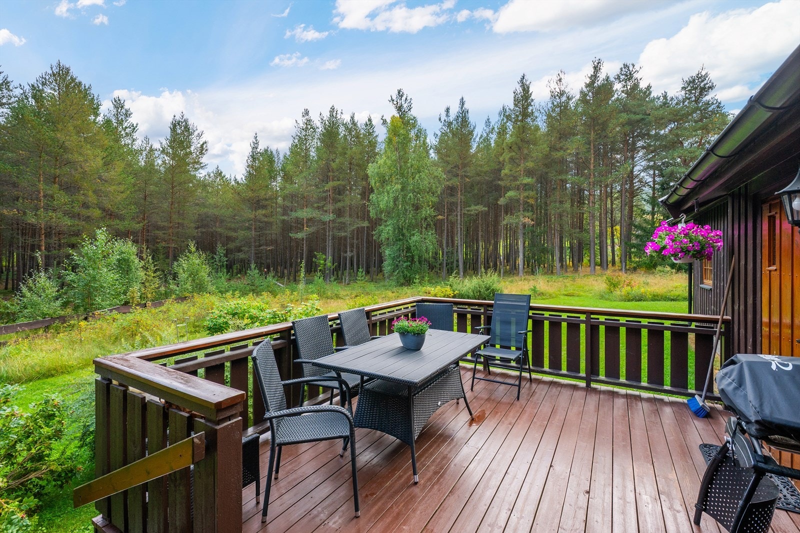 Verandaen har god plass til utemøbler og grill mm. Galleribilde