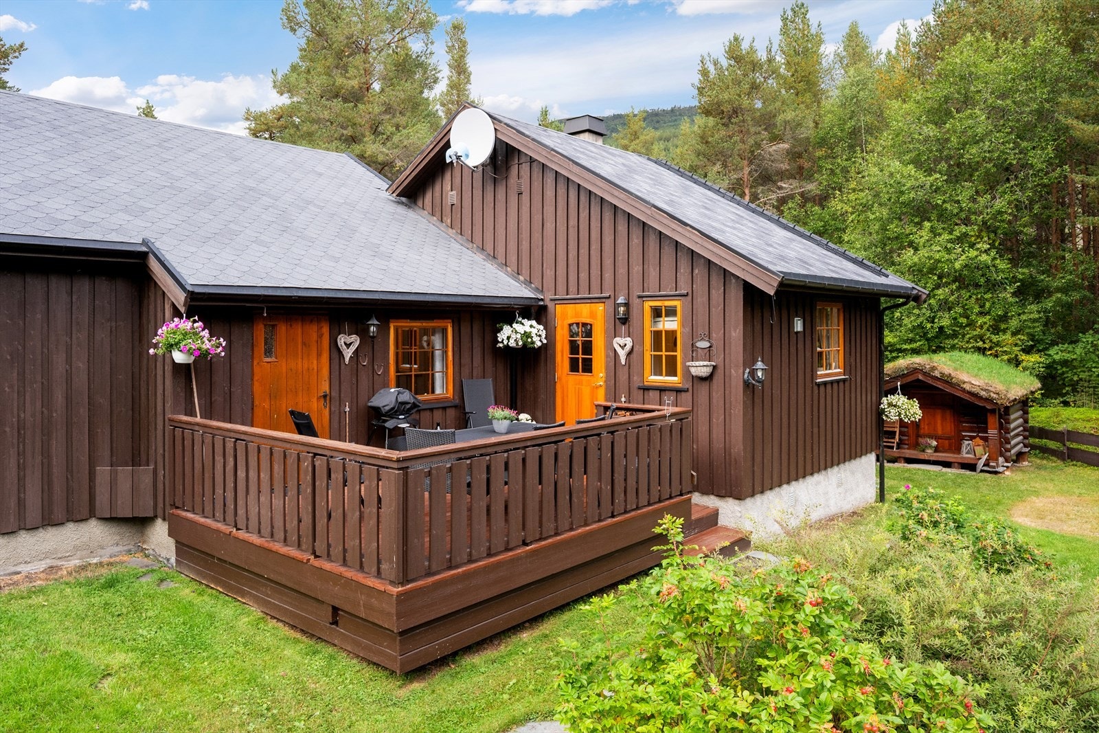 Boligen ble fra 1961 går over ett plan og kjeller. I 2003 ble bolig tilbygget, og tilbygget inneholder et soverom, bad og kjøkken/ stue i åpen løsning Galleribilde