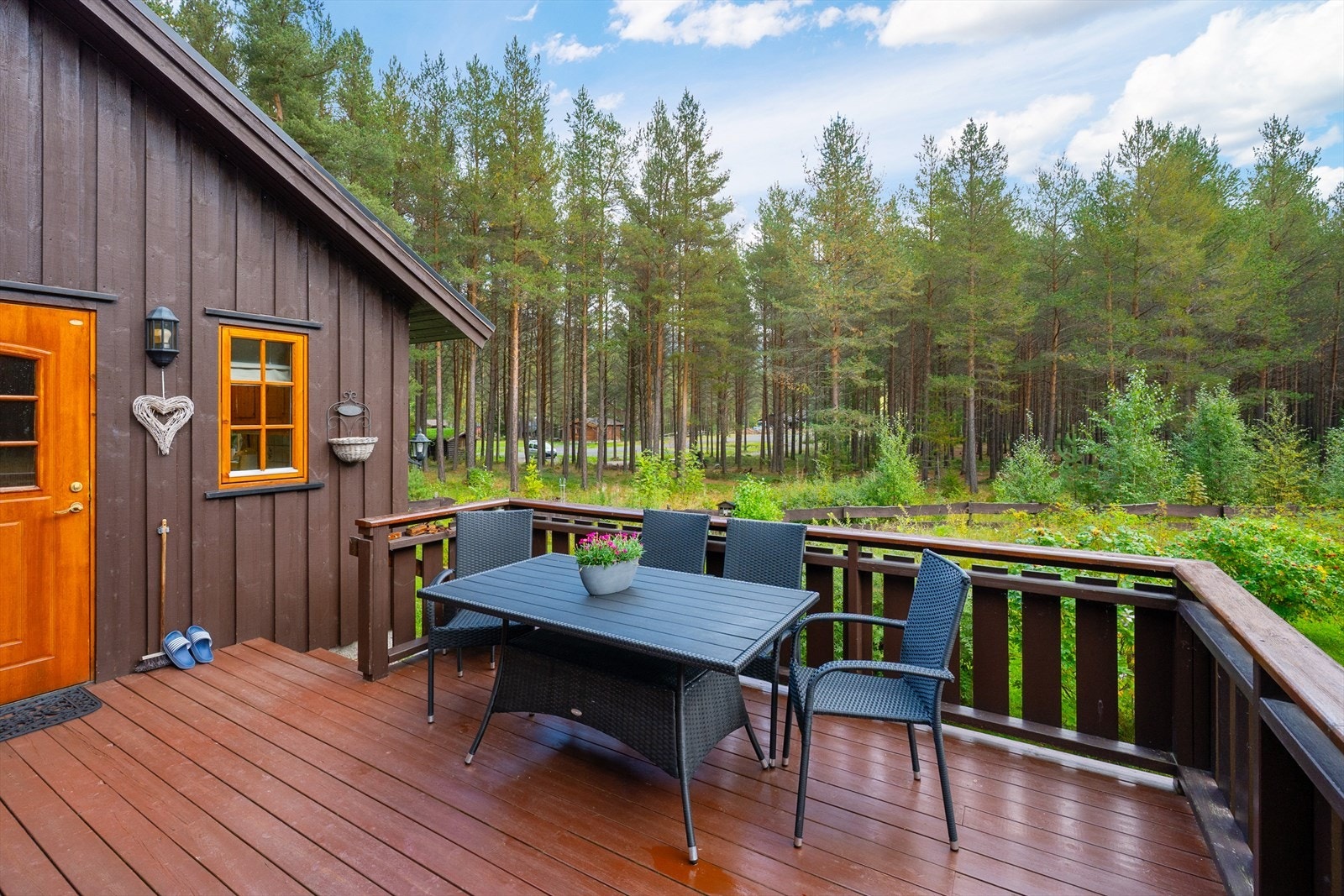 Ved inngangen til boligen er det en hyggelig veranda. Galleribilde