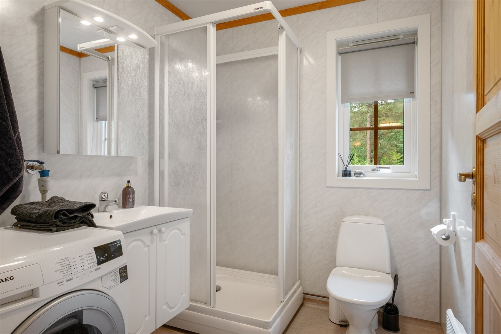 Baderommet har plater på vegg og belegg på gulv, og gulvvarme. Galleribilde