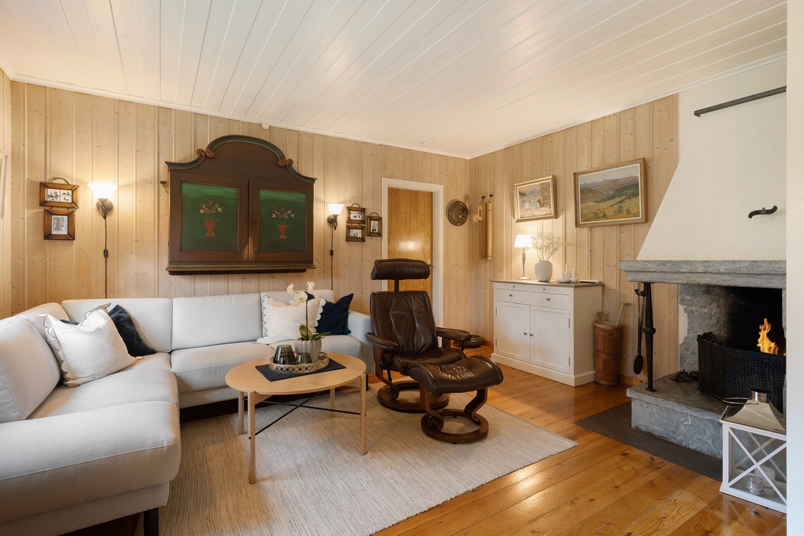 En hyggelig peis samt vedovn gir god varme og hygge. Galleribilde