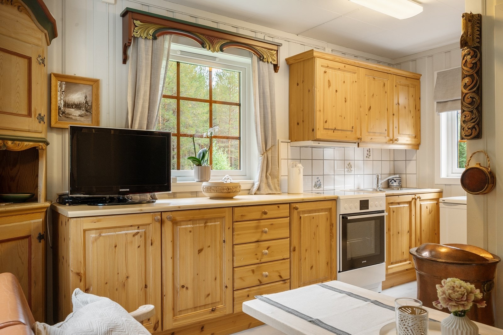 Kjøkkenet fra 2003 har en klassisk innredning med plass til komfyr. Galleribilde