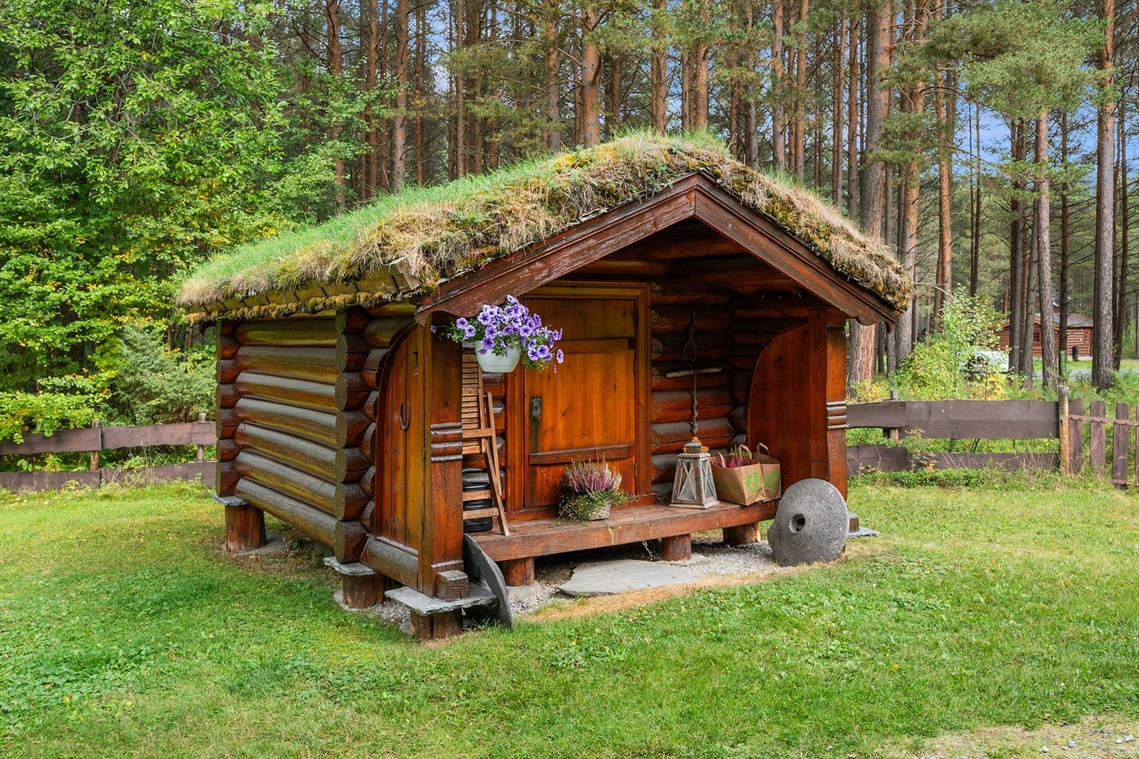 Et sjarmerende, lite stabbur gir utvendig lagringsplass. (medfølger ikke i salget) Galleribilde