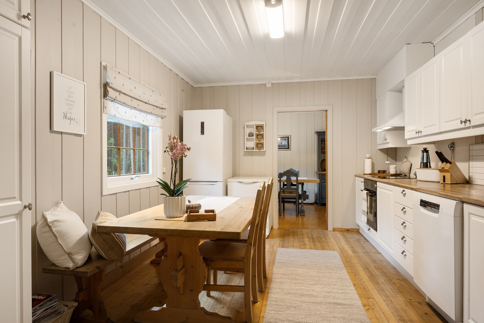 I tillegg har kjøkkenet plass til en hyggelig spiseplass ved vinduet. Galleribilde