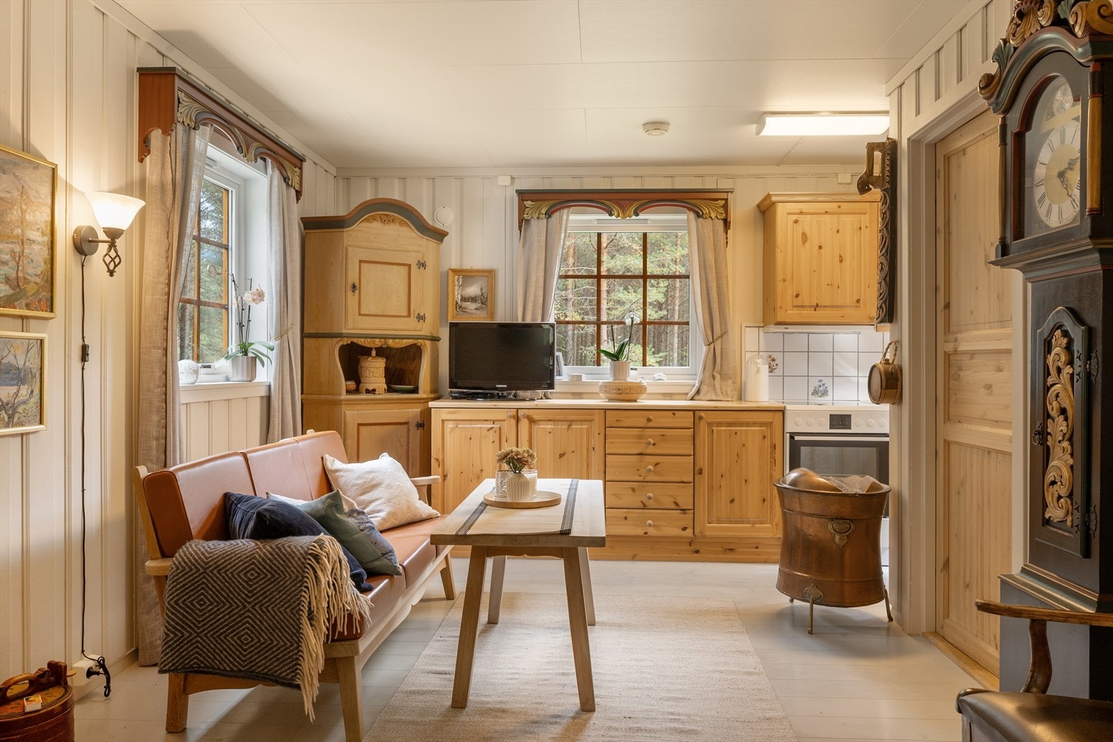 Den tilbygde delen er innredet med kjøkken/stue, soverom og bad. Galleribilde