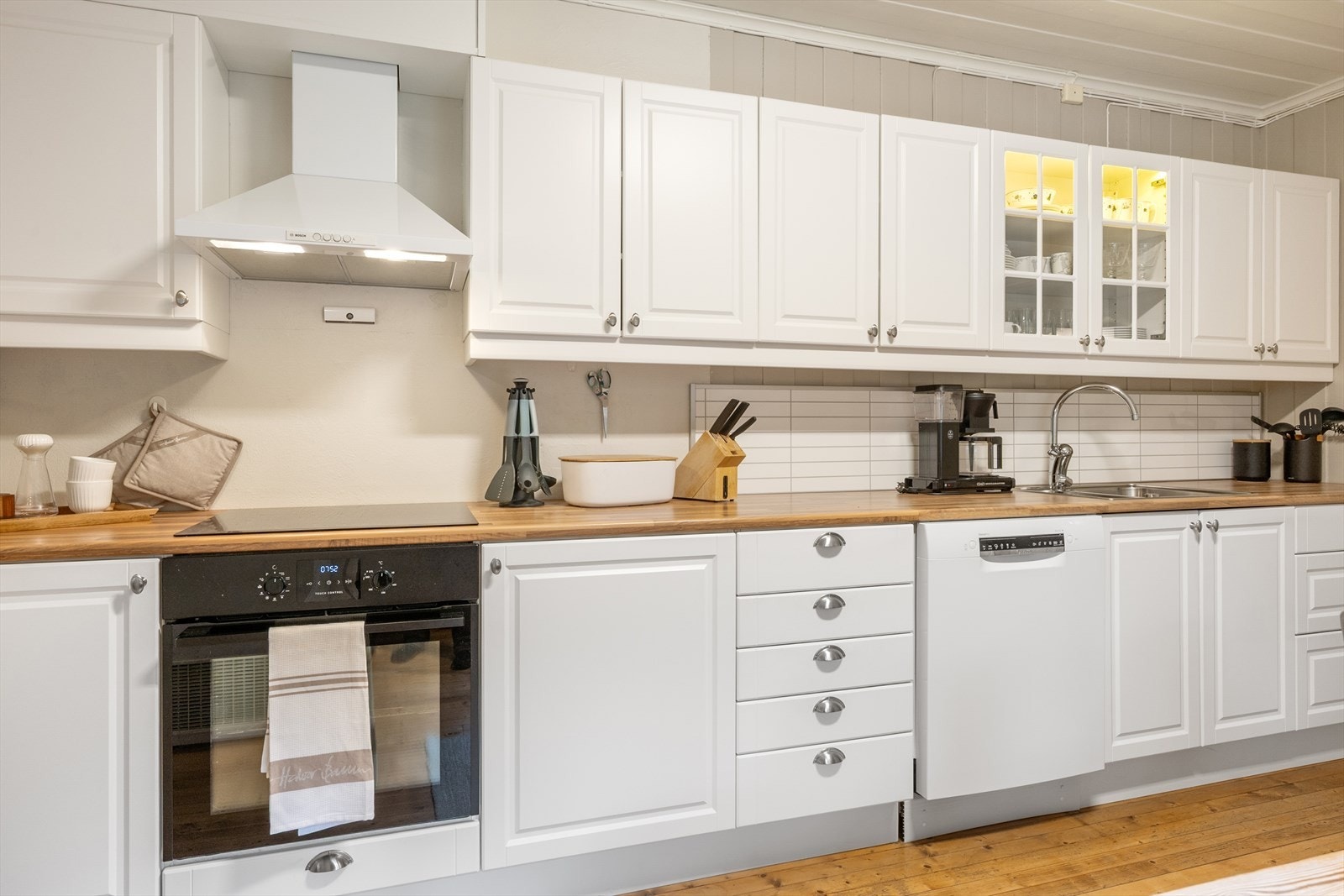 Det er integrert platetopp og stekeovn, og frittstående kjøleskap og oppvaskmaskin. Galleribilde