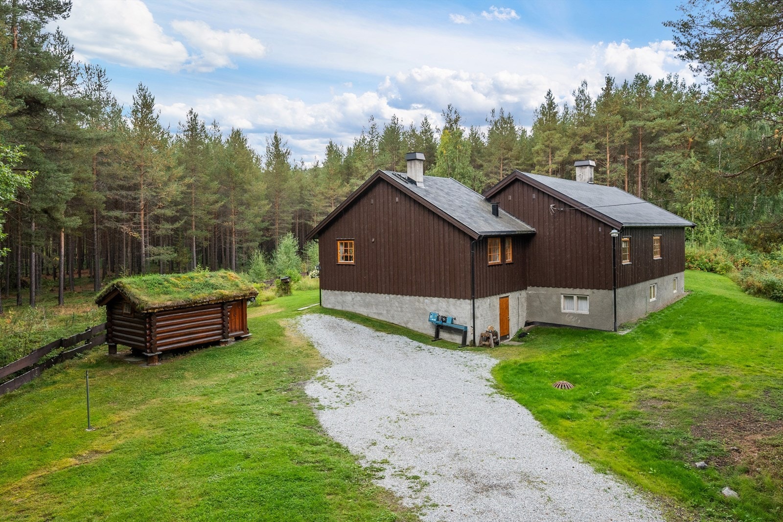 Eiendommen har enkel adkomst og gruset gårdsplass. Galleribilde