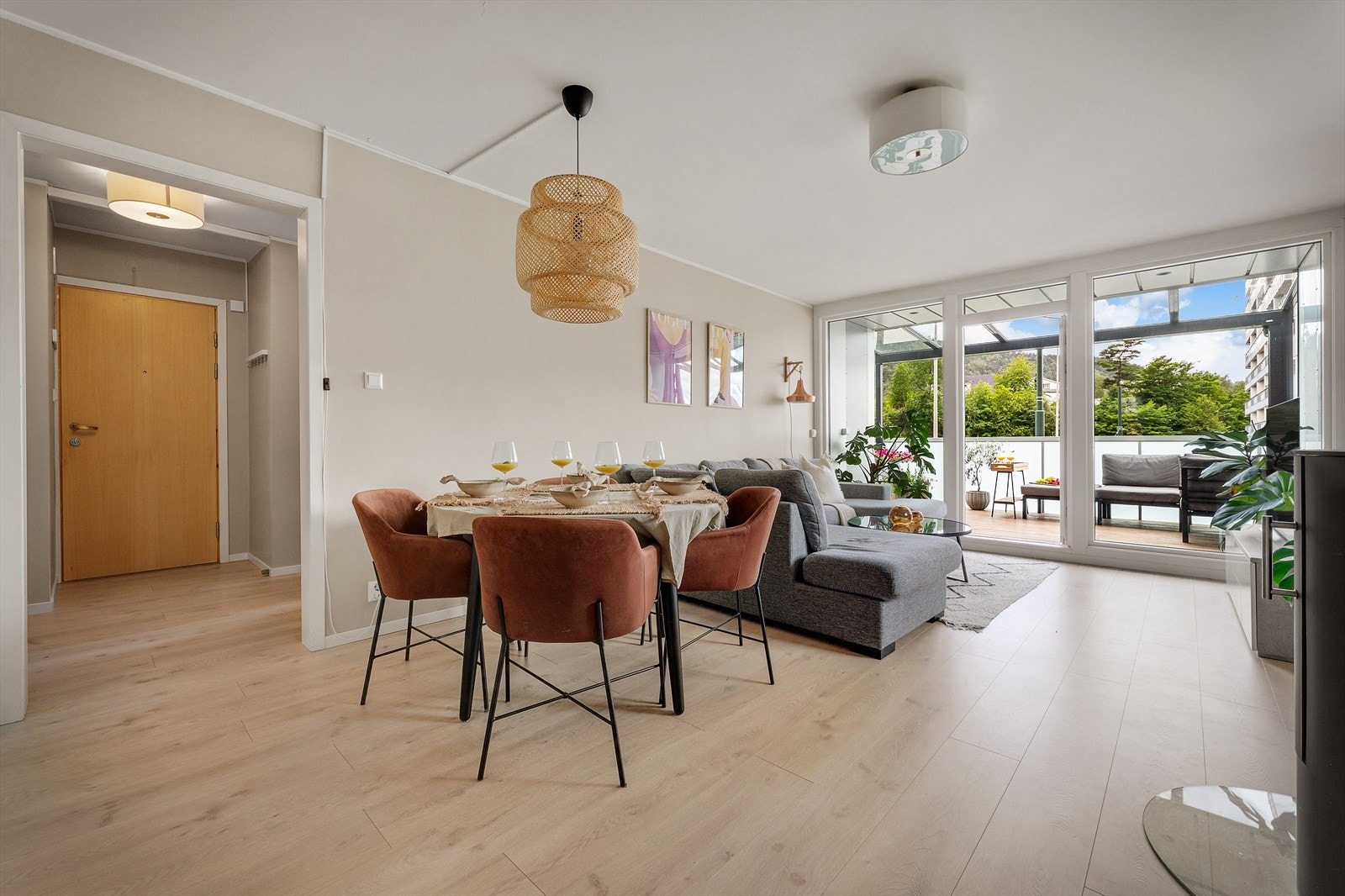 - Innvendig måler boligen 69 m² og inneholder entré/gang, stue, kjøkken, bad og to soverom - Galleribilde