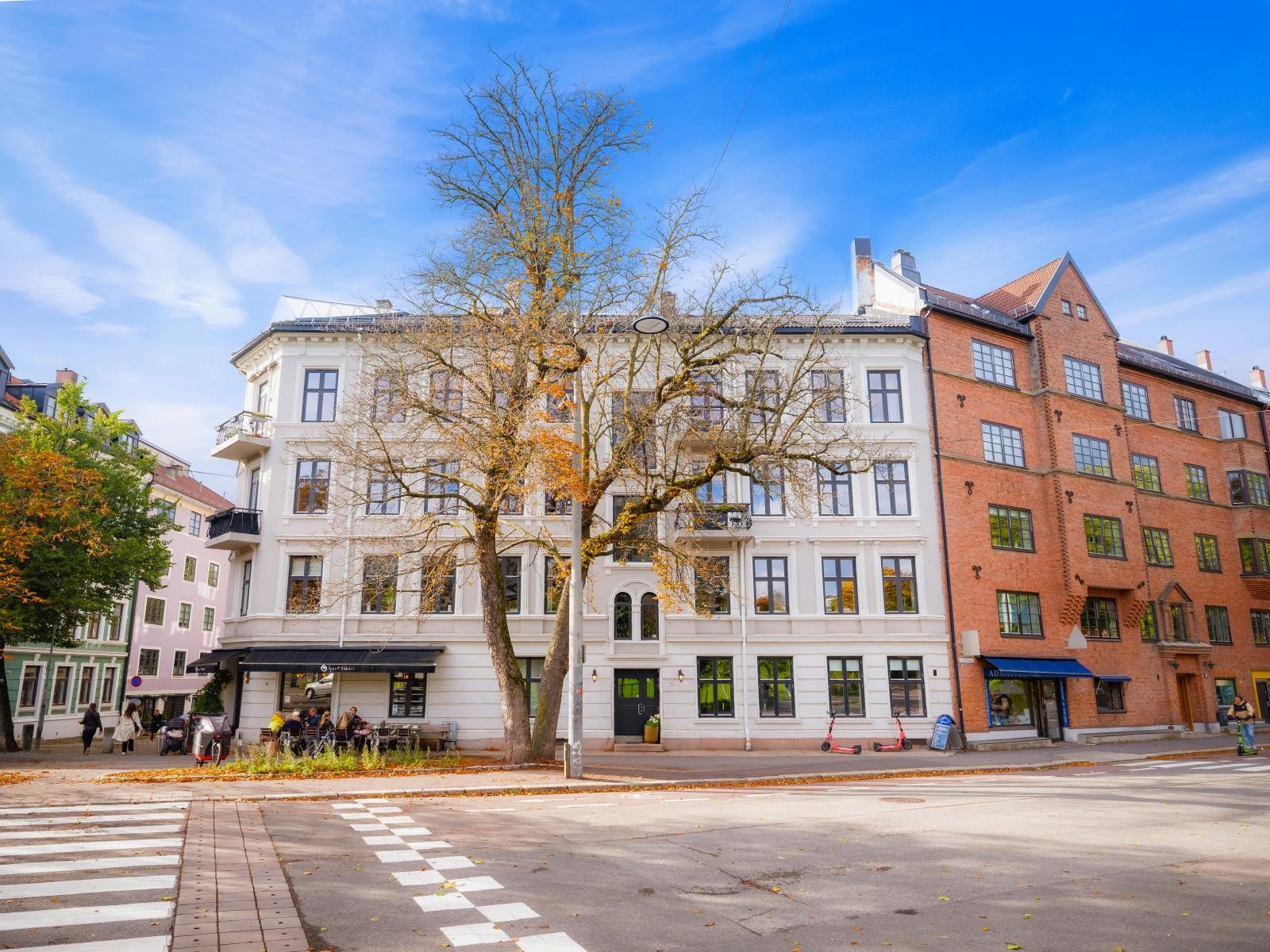 Super beliggenhet på toppen av Adamstuen med Åpent Bakeri like utenfor boligen Galleribilde