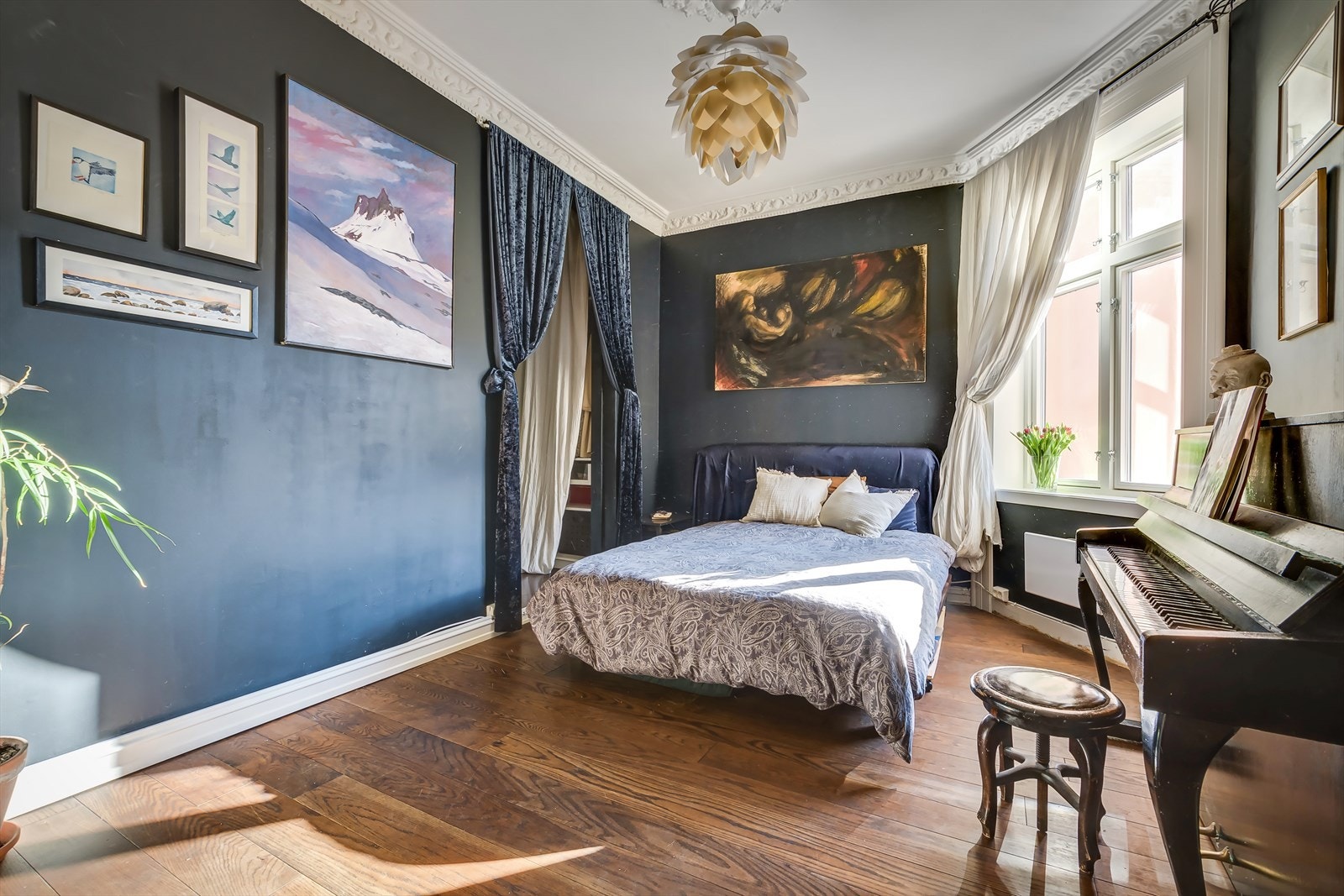 Ifm. entré/mellomgang har man tilgang til leilighetens andre soverom. Galleribilde