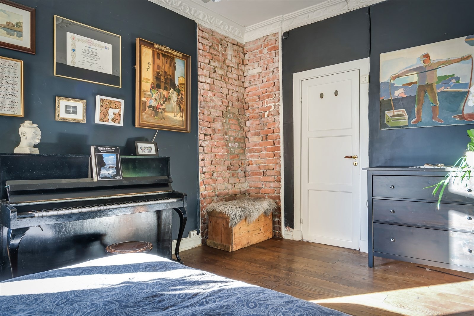 Teglsteinen oppleves dekorativ og utgjør en fin kontrast til de ellers slette veggflatene. Galleribilde