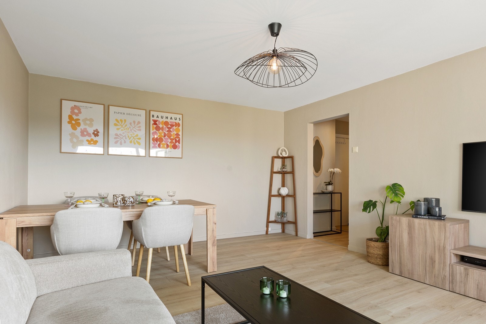 Rommet har en moderne og stilren utforming, med god plass til både sofagruppe og spisebord. Galleribilde