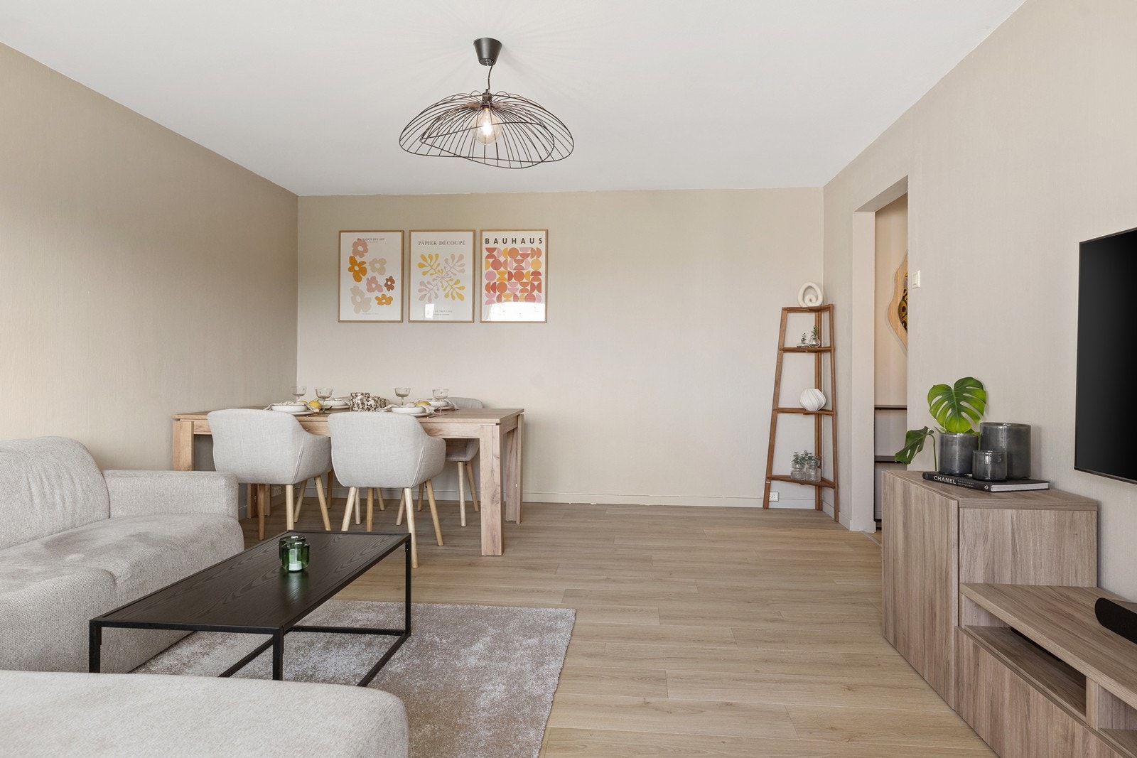 Stuen har en behagelig og tidløs beige veggfarge som harmonerer flott med gulvets varme toner. Galleribilde