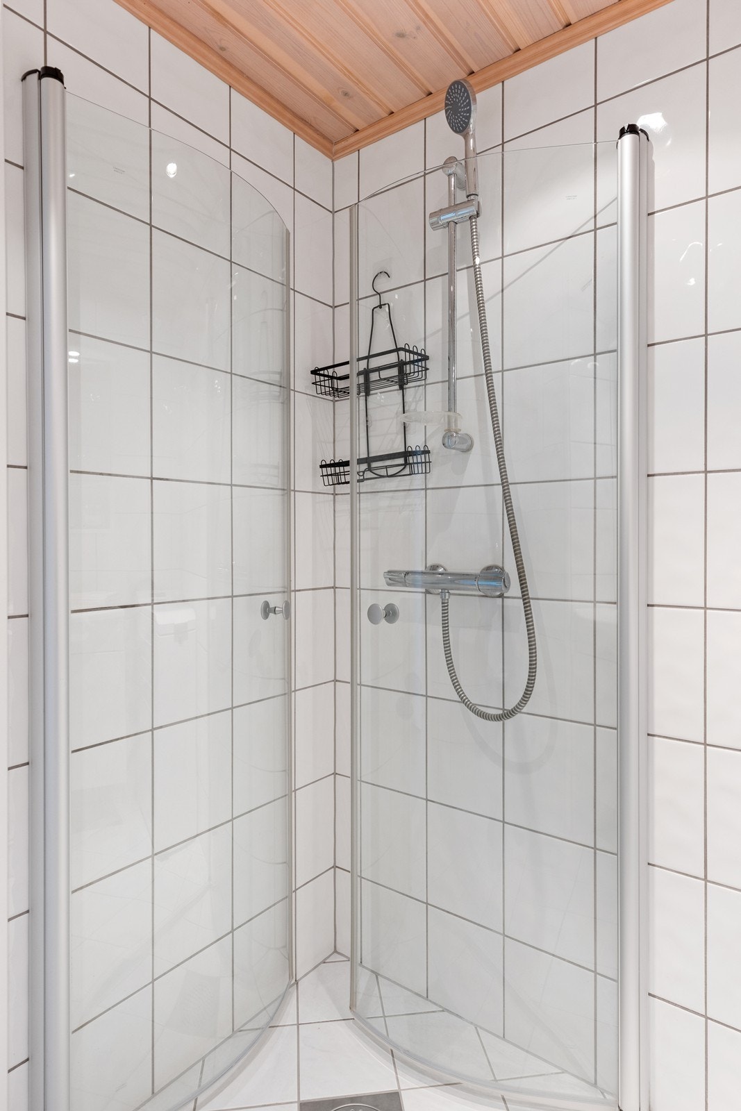 Dusjsonen utstyrt med innfellbare glassvegger som gir fleksibilitet og god plassutnyttelse. Galleribilde