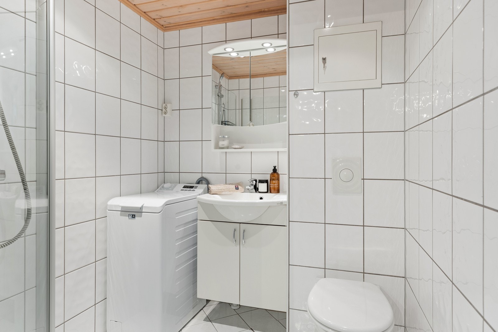 Bad er oppgradert i regi av borettslaget ca. 2006/2007 og har lyse fliser med varmekabler i gulv, lyse fliser på vegger og panel med spotter i himling. Rommet er innredet med lys baderomsinnredning med heldekkende servant og skap for oppbevaring. Galleribilde