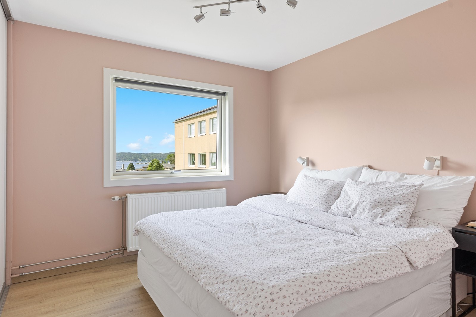 Soverommet har en dus rosafarge som skaper en lun og avslappende atmosfære - perfekt for hvile og ro. Galleribilde