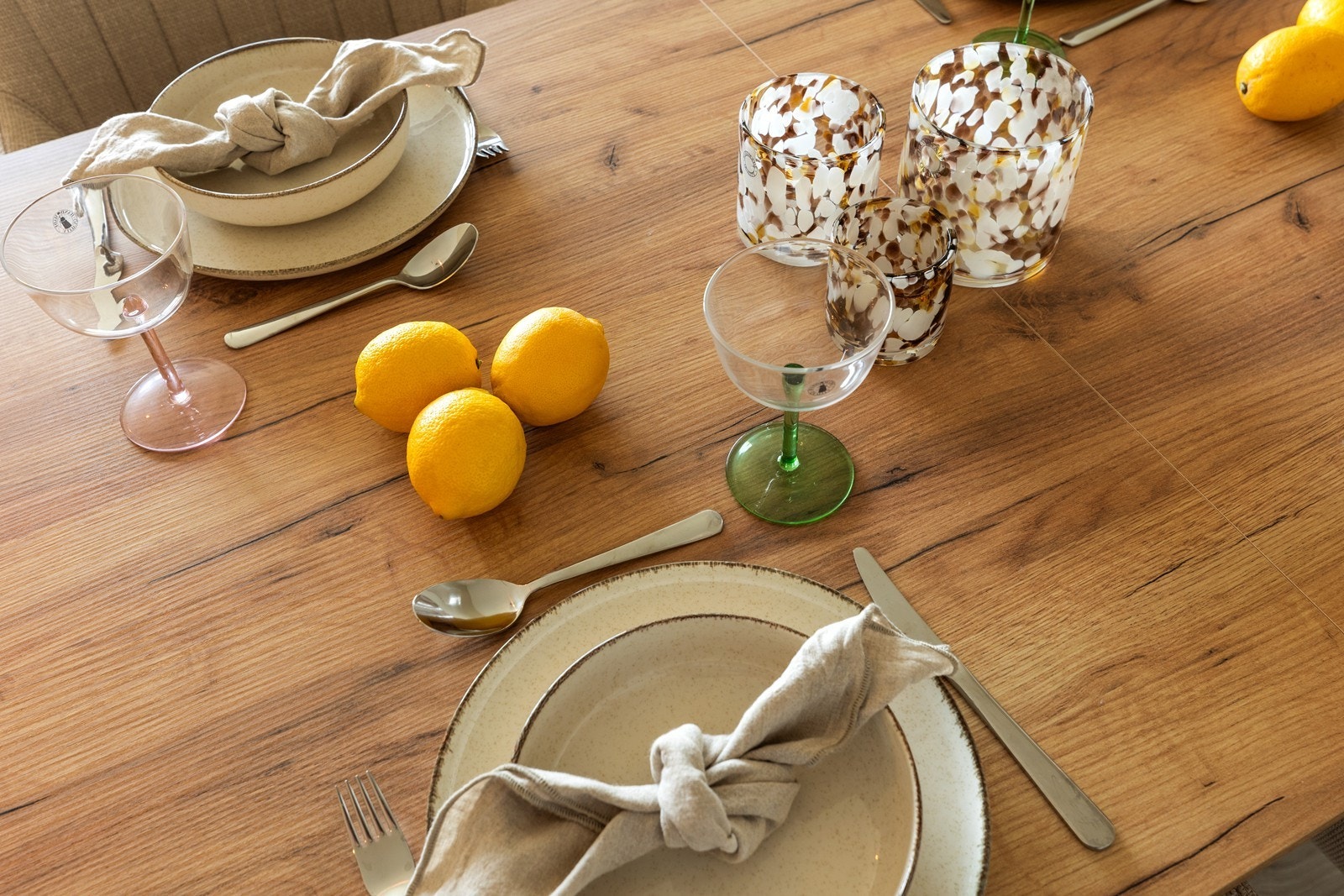 Spisestuen skaper en perfekt ramme for gode samtaler og enda bedre måltider. Når livet gir deg sitroner? dekorer bordet med dem! Galleribilde