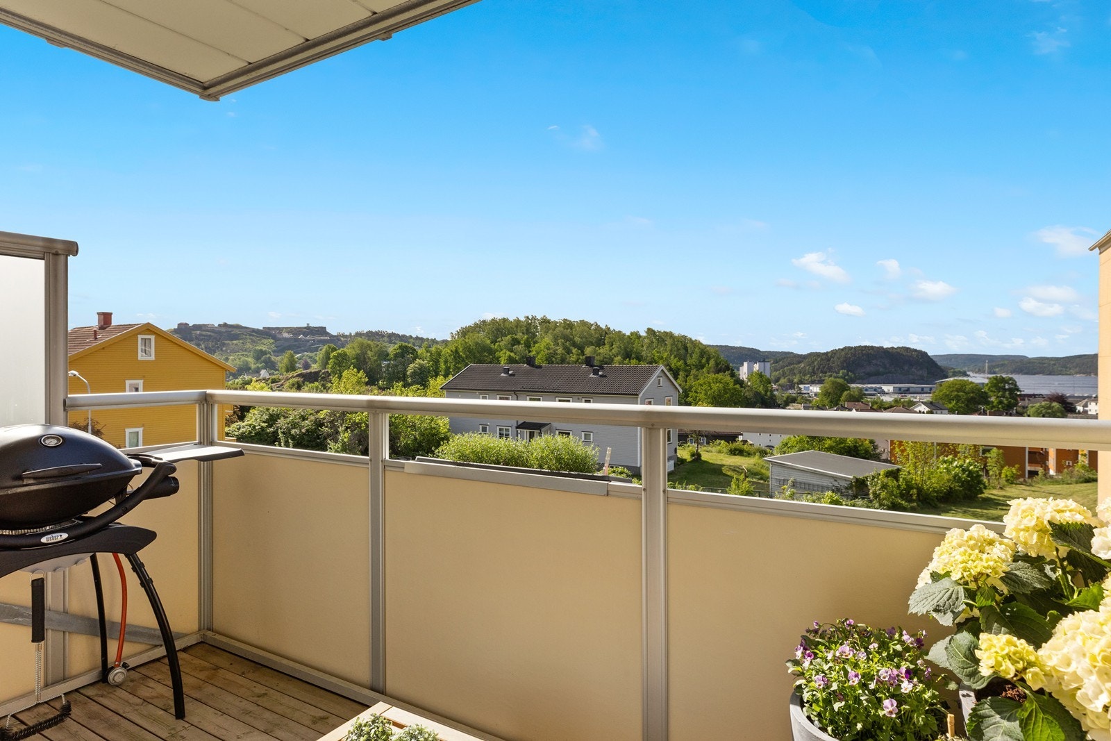 På balkongen kan du nyte både morgenkafen i ro og investere til sosiale anledninger. Galleribilde