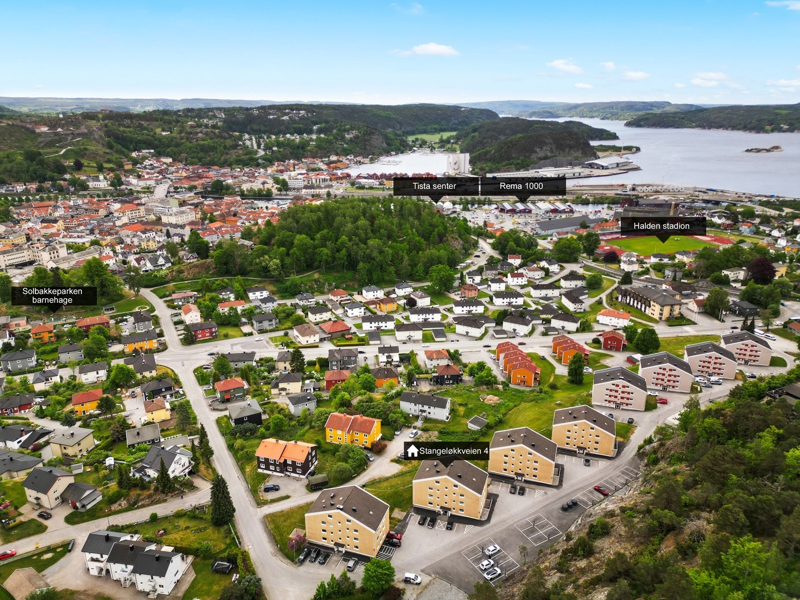 Her finner du alt du trenger i hverdagen innen rekkevidde, et ideelt sted for deg som ønsker å bo i et rolig, men sentralt område i Halden. Galleribilde